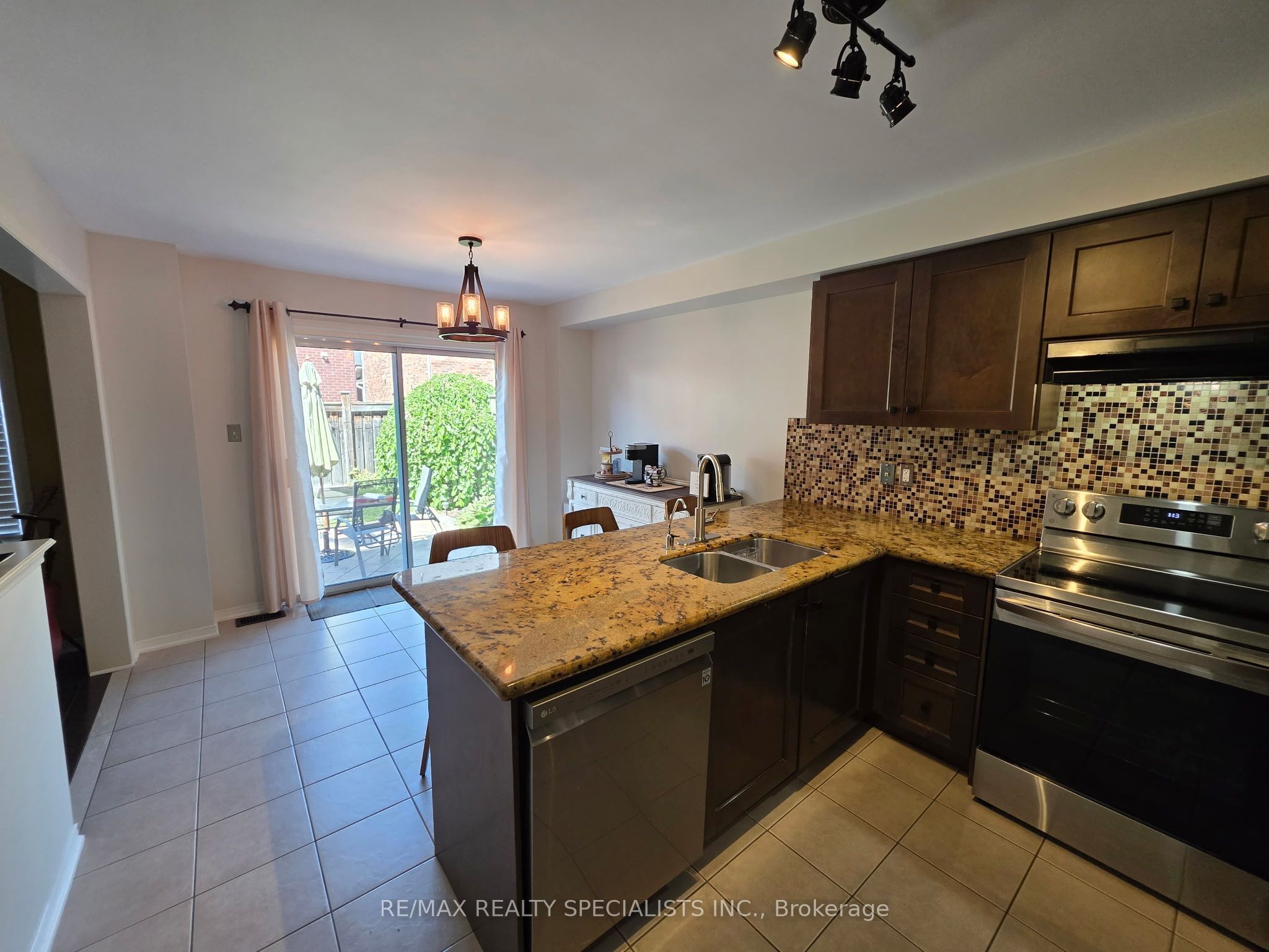 482 Grant Way Property Photo 6