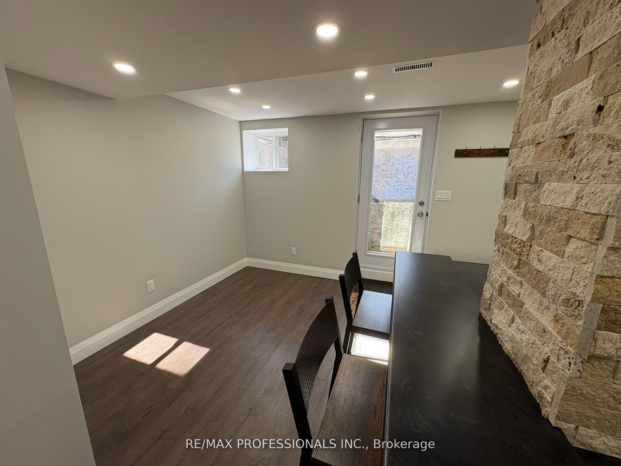 19 Elmbrook Crescent Lower Property Photo 7
