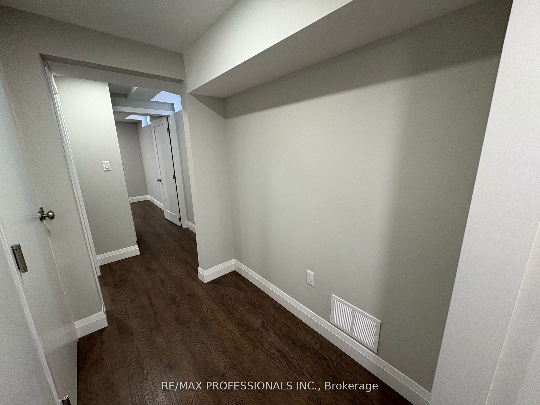19 Elmbrook Crescent Lower Property Photo 8