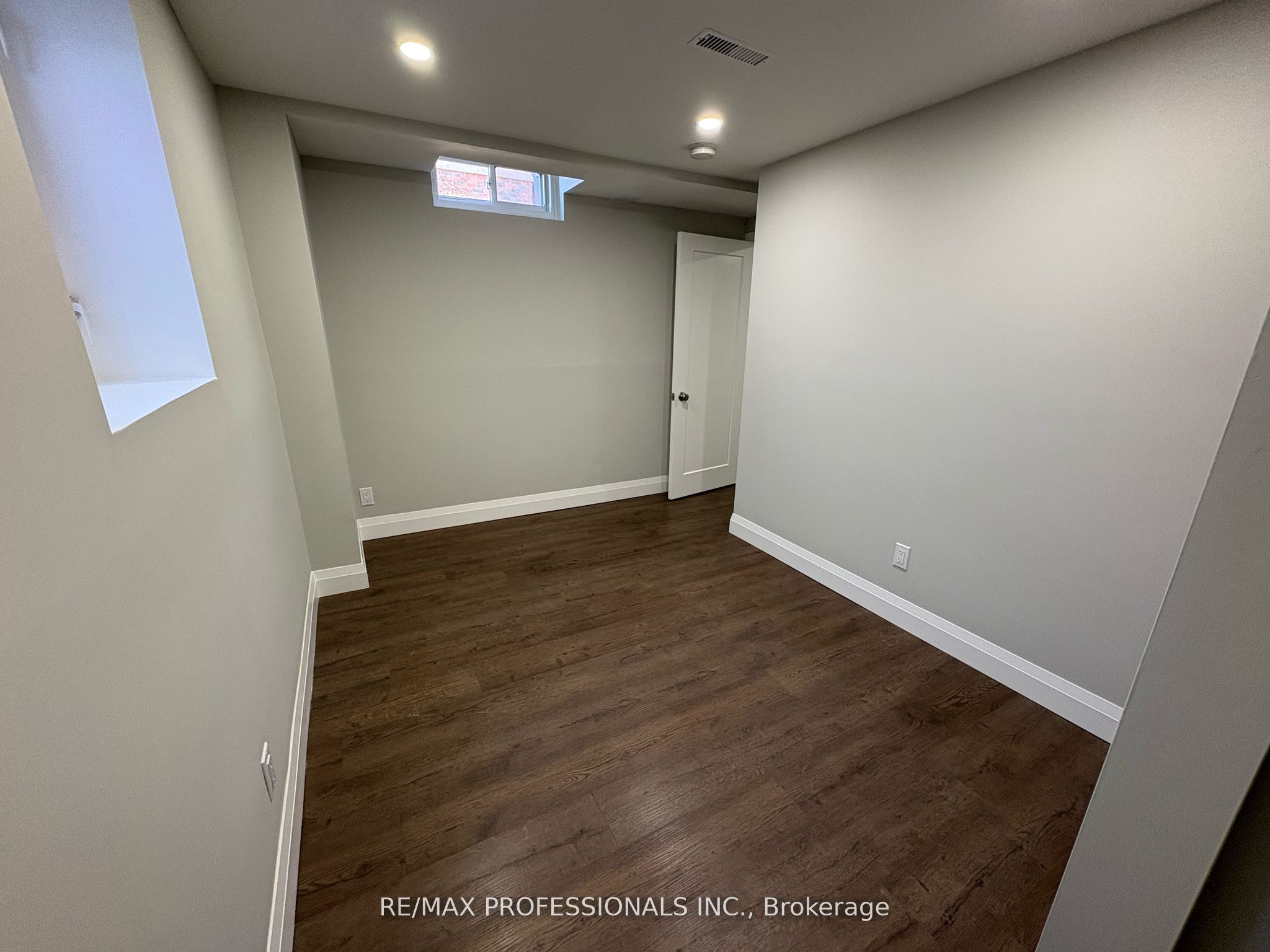 19 Elmbrook Crescent Lower Property Photo 11