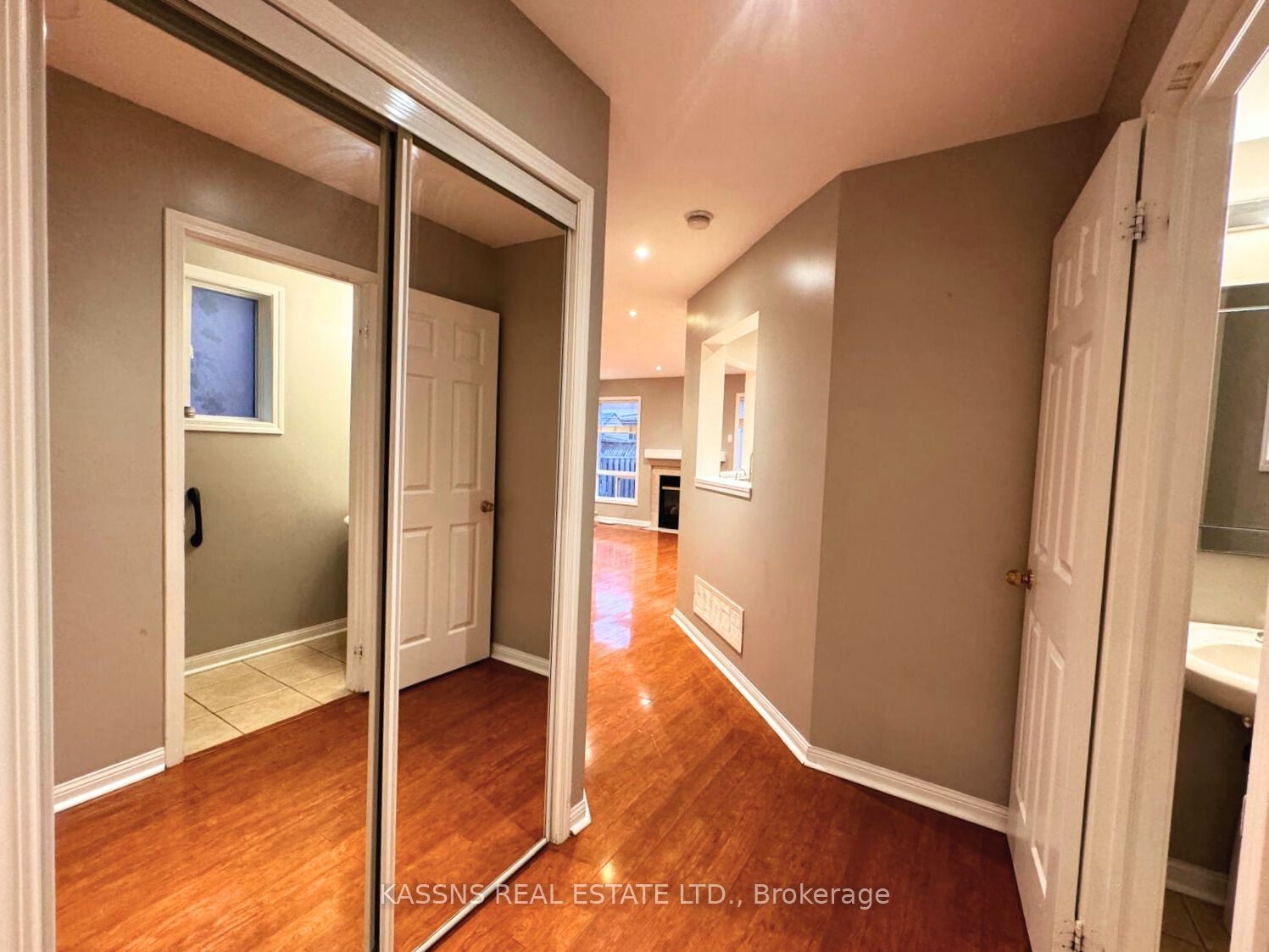 718 Irving Terrace Property Photo 6