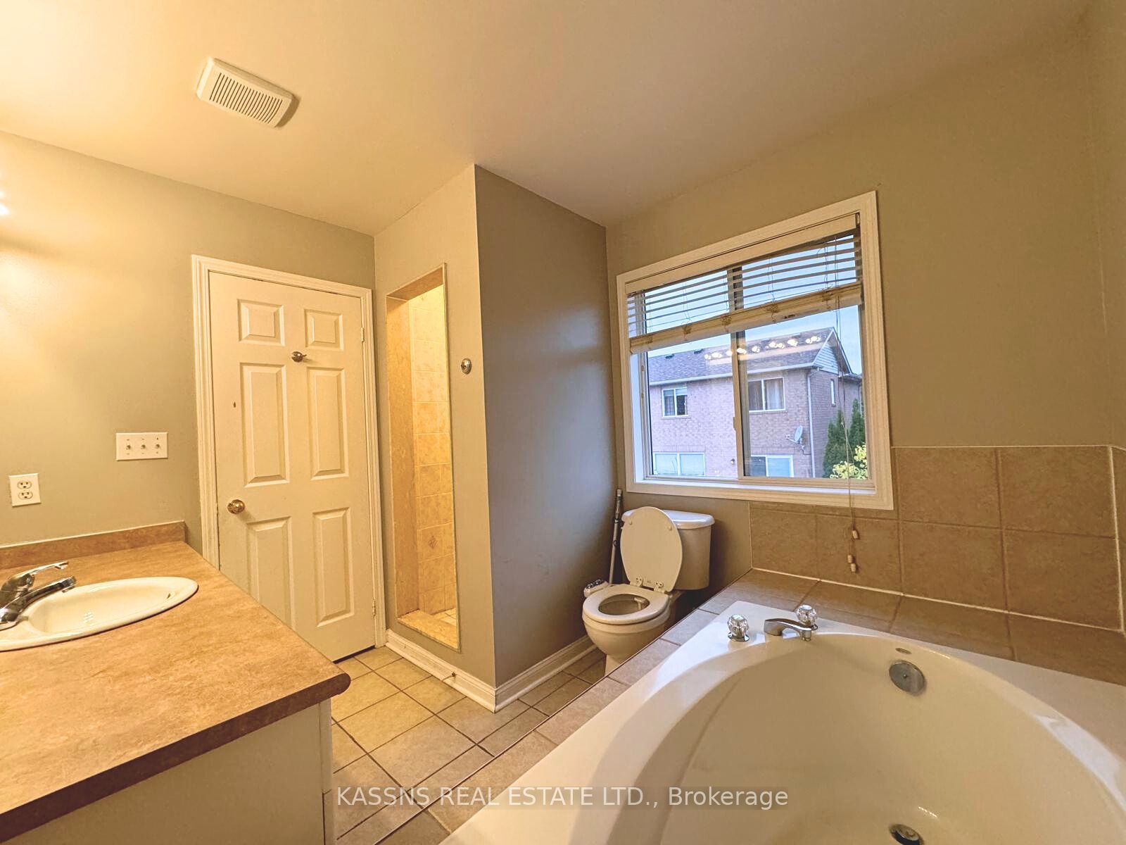 718 Irving Terrace Property Photo 24
