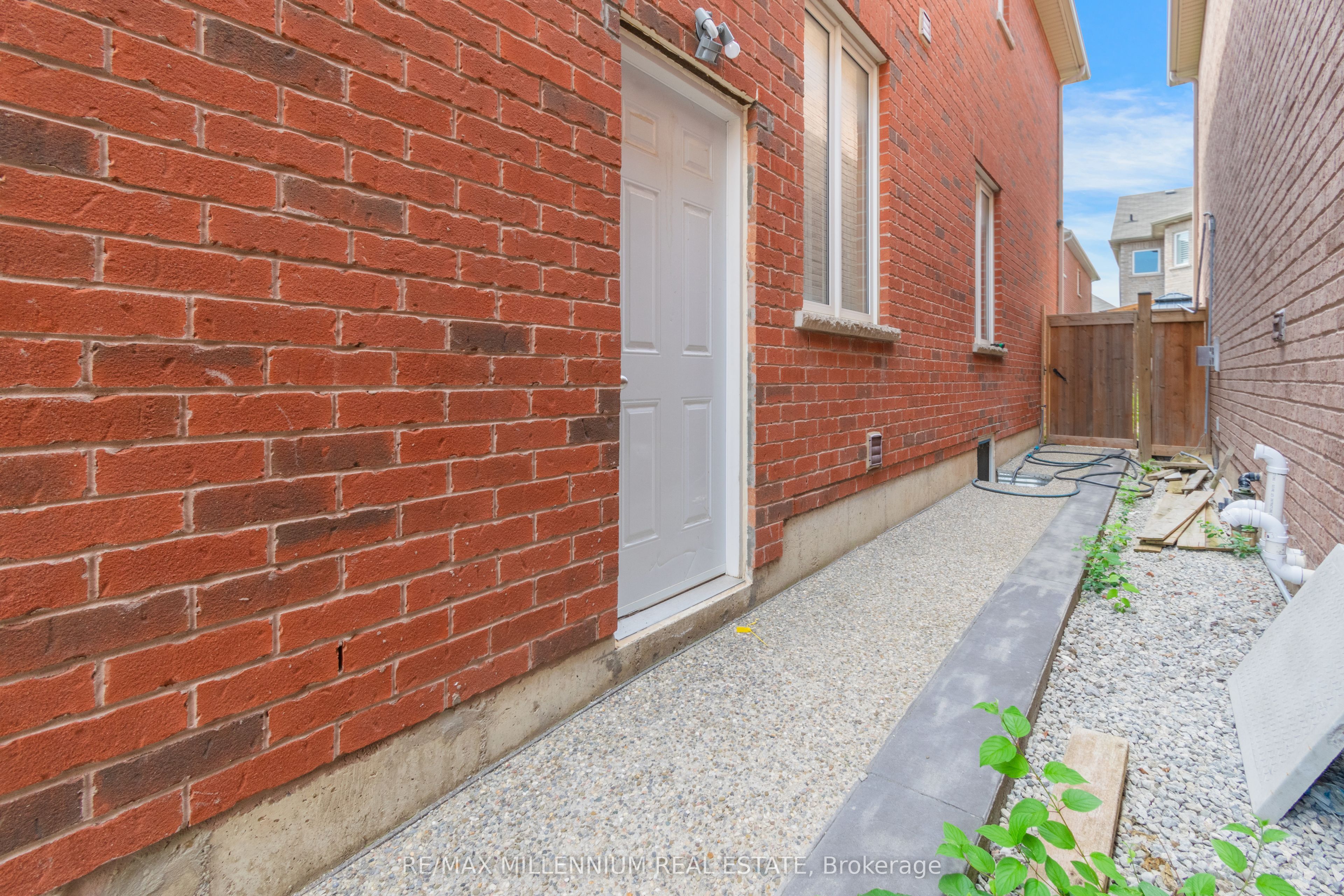 481 Bessborough Drive Property Photo 5