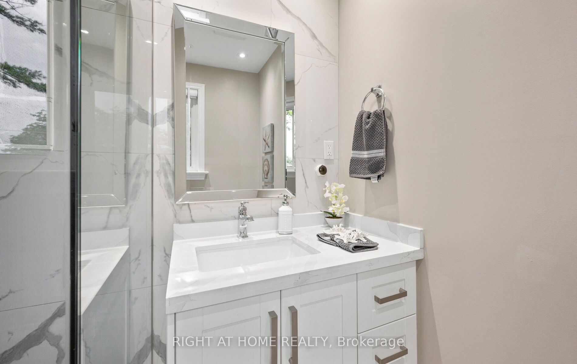 5491 Schueller Crescent Property Photo 30