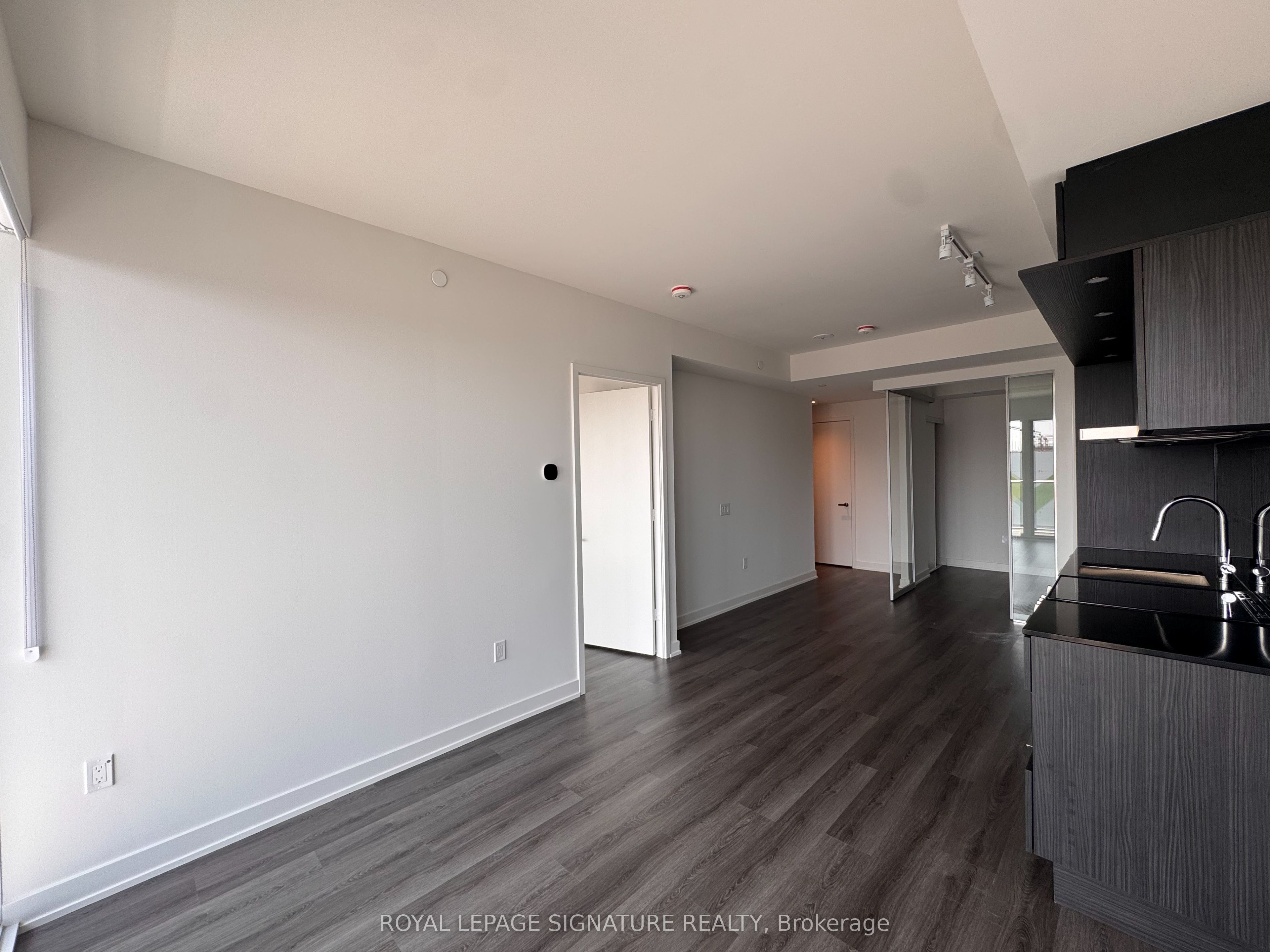 448 Burnhamthorpe Road W 4601 Property Photo 3