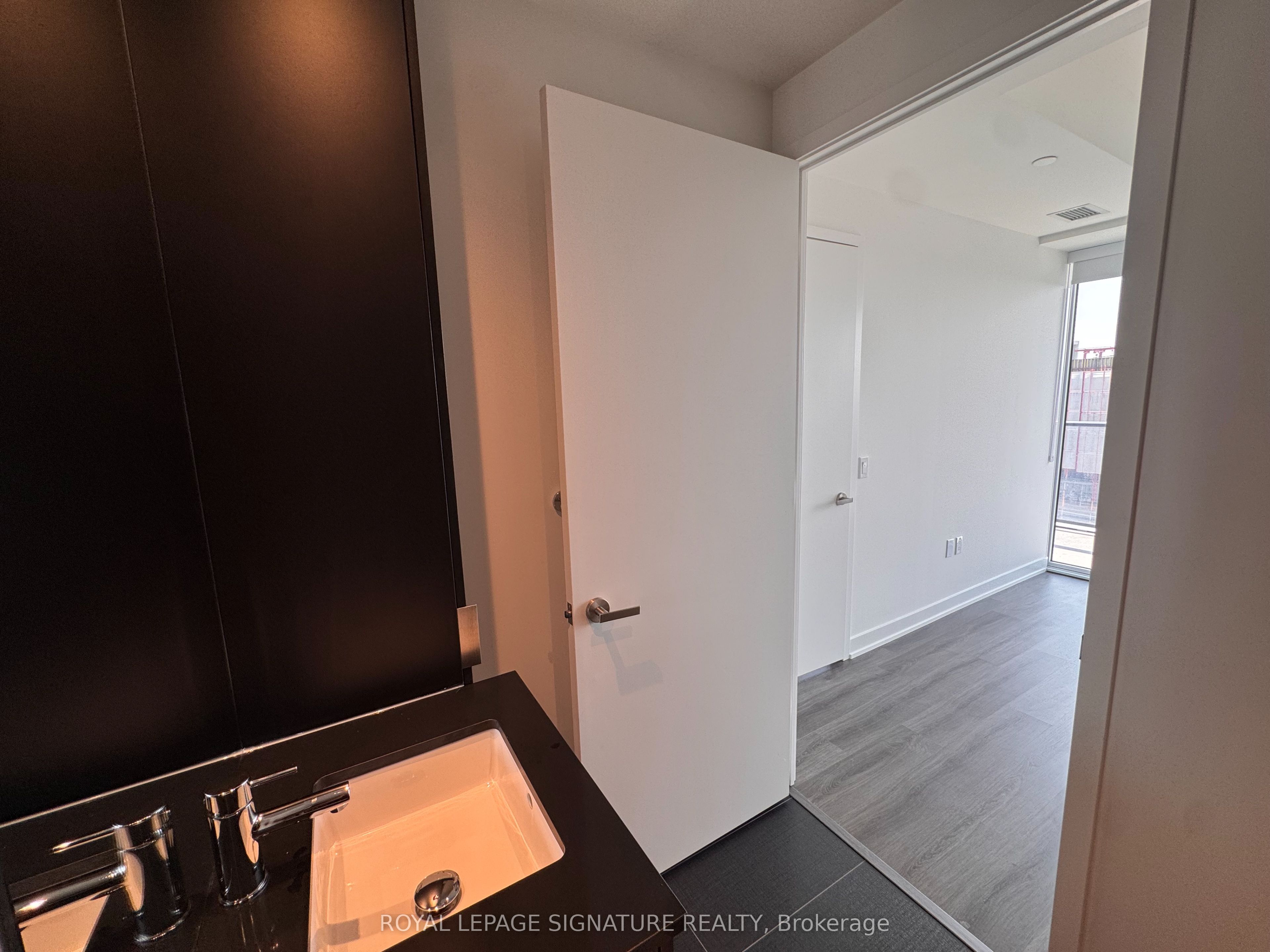 448 Burnhamthorpe Road W 4601 Property Photo 6