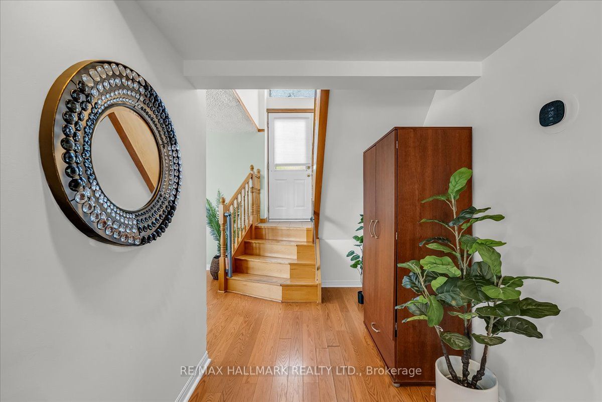 433 Seabourne Drive Property Photo 3