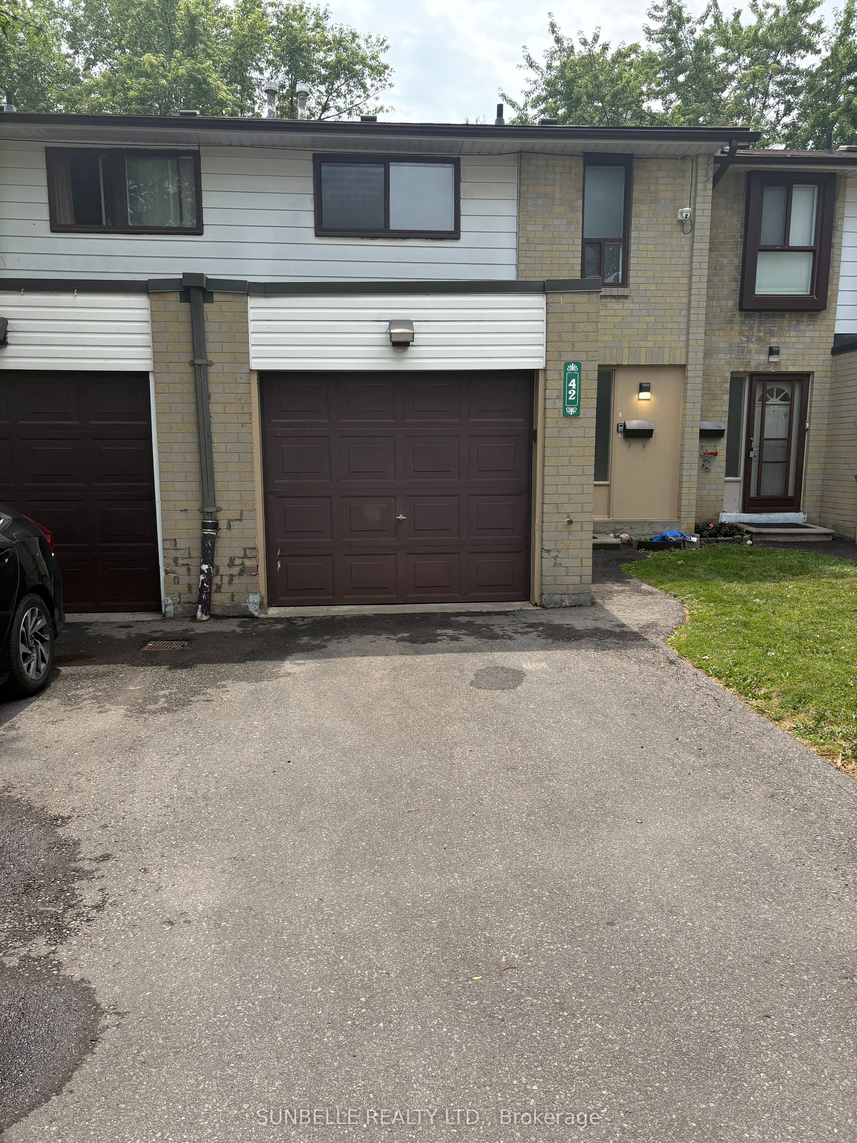 42 Fleetwood Crescent Property Photo 1