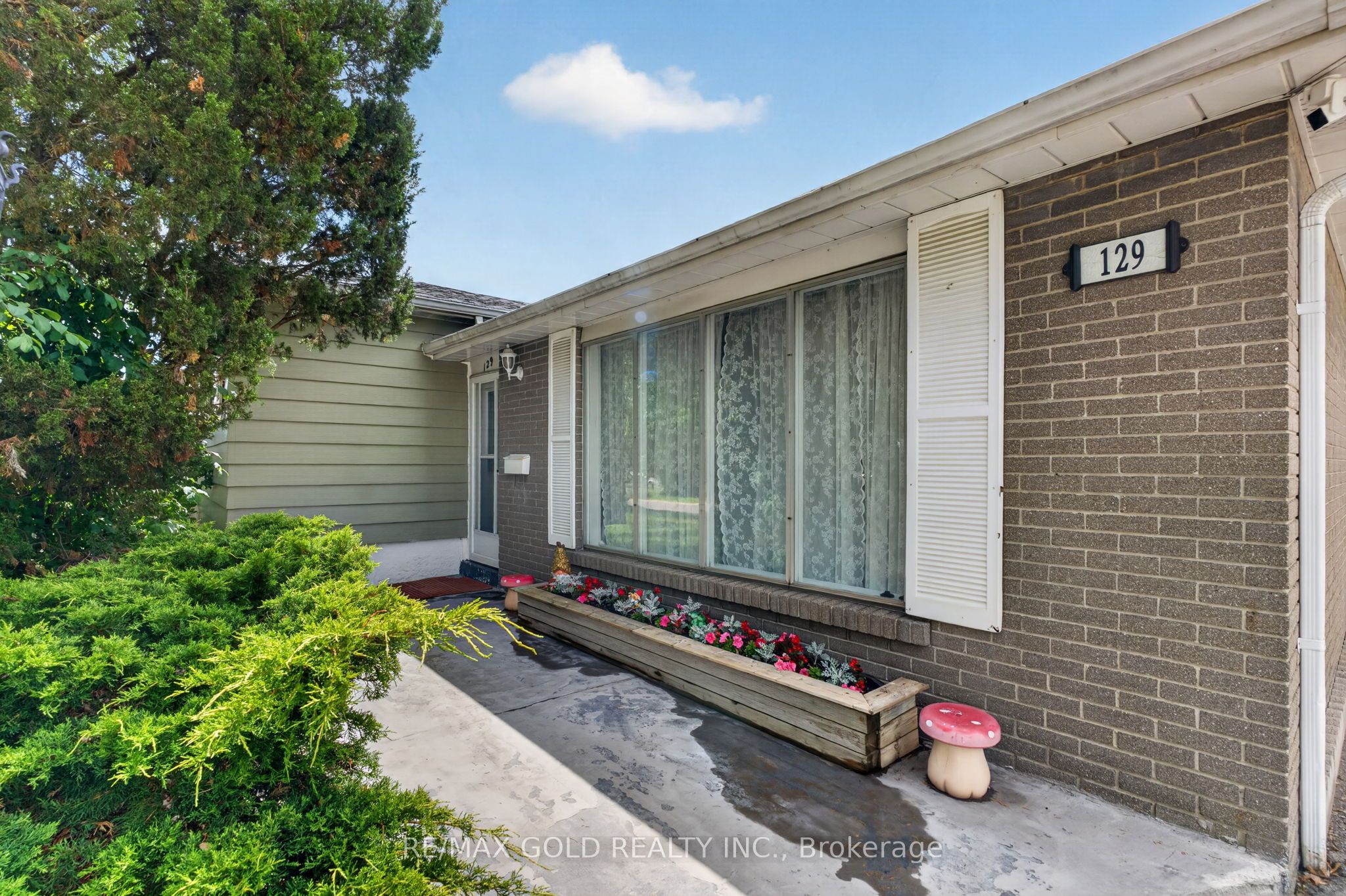 129 Folkstone Crescent Property Photo 3