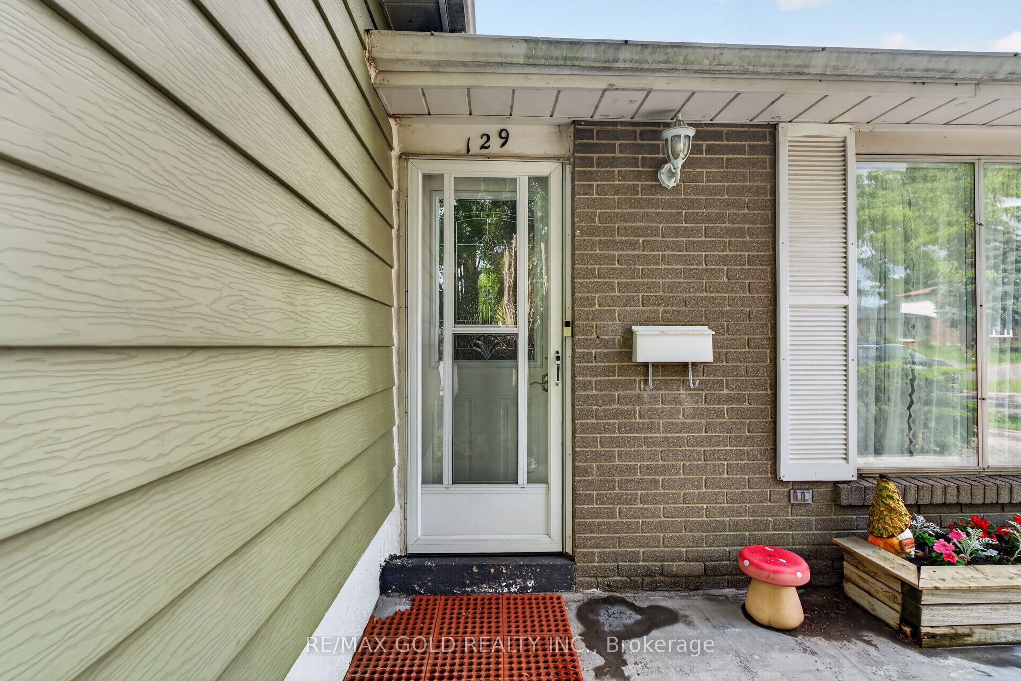 129 Folkstone Crescent Property Photo 4