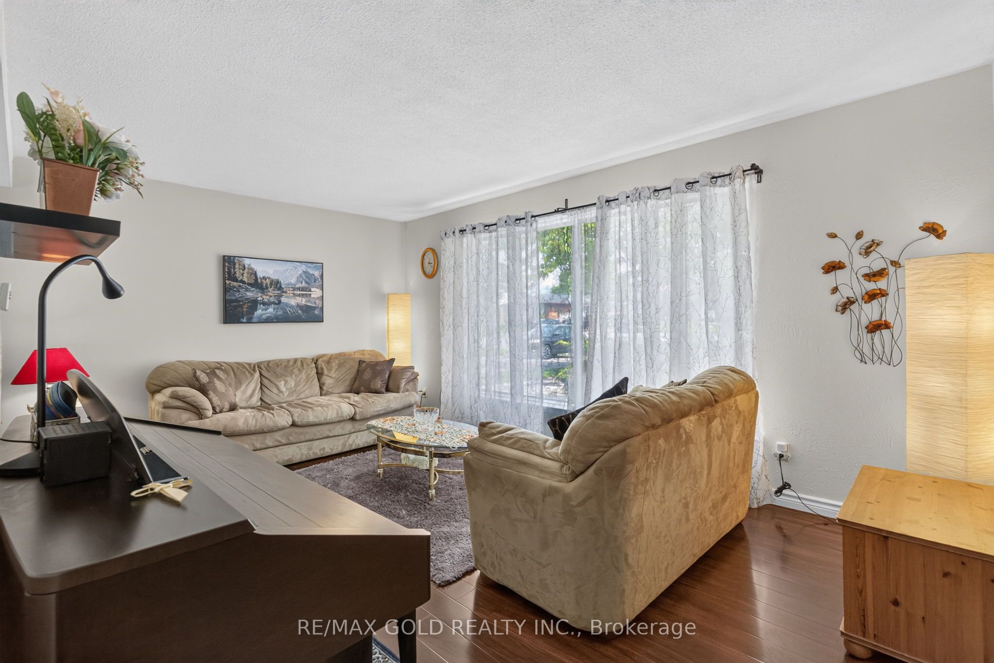 129 Folkstone Crescent Property Photo 7
