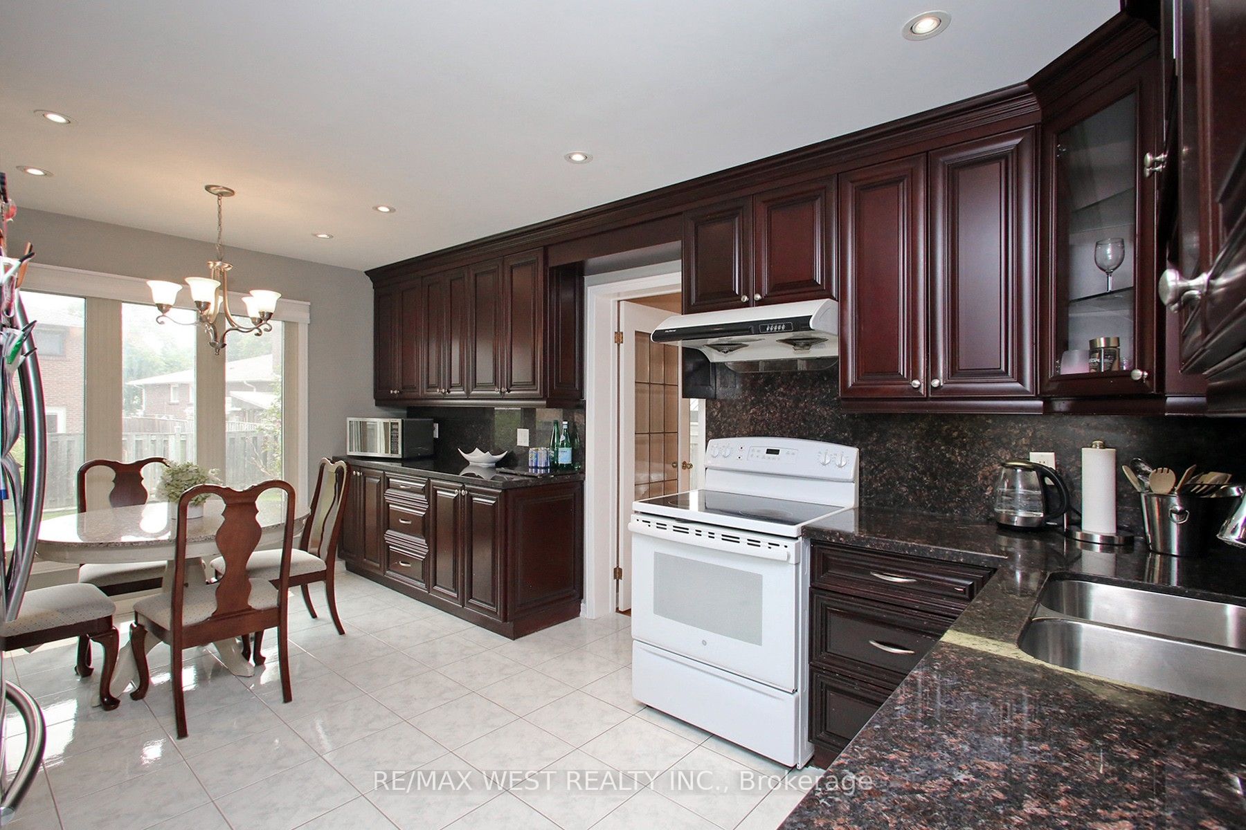 540 Louis Drive Property Photo 10