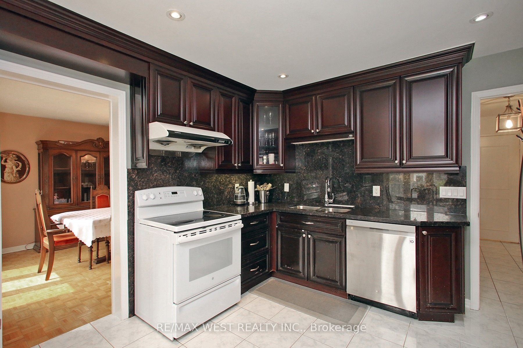 540 Louis Drive Property Photo 14