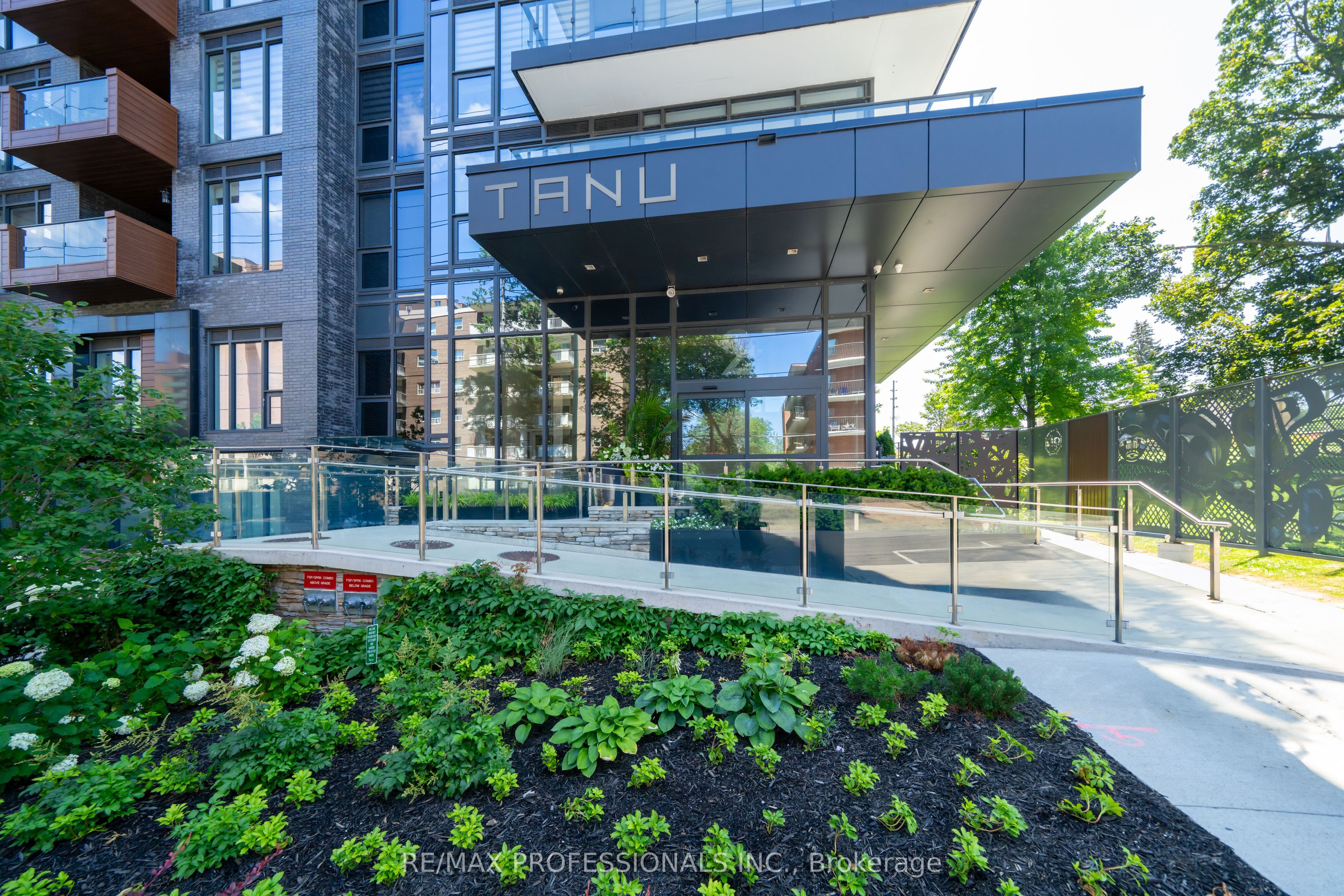 21 Park Street E 816 Property Photo 1