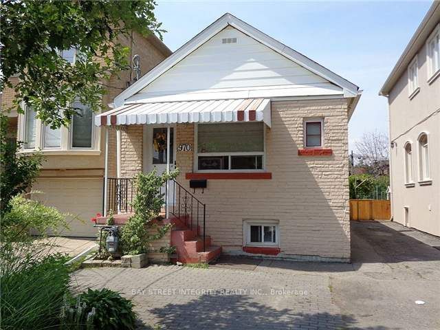 970 Briar Hill Avenue Property Photo 1
