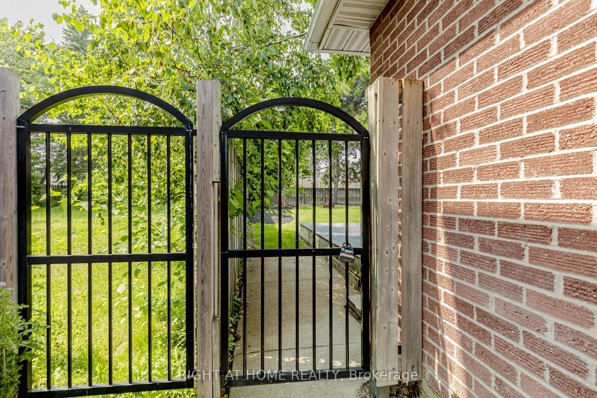 1073 Mesa Crescent Property Photo 12