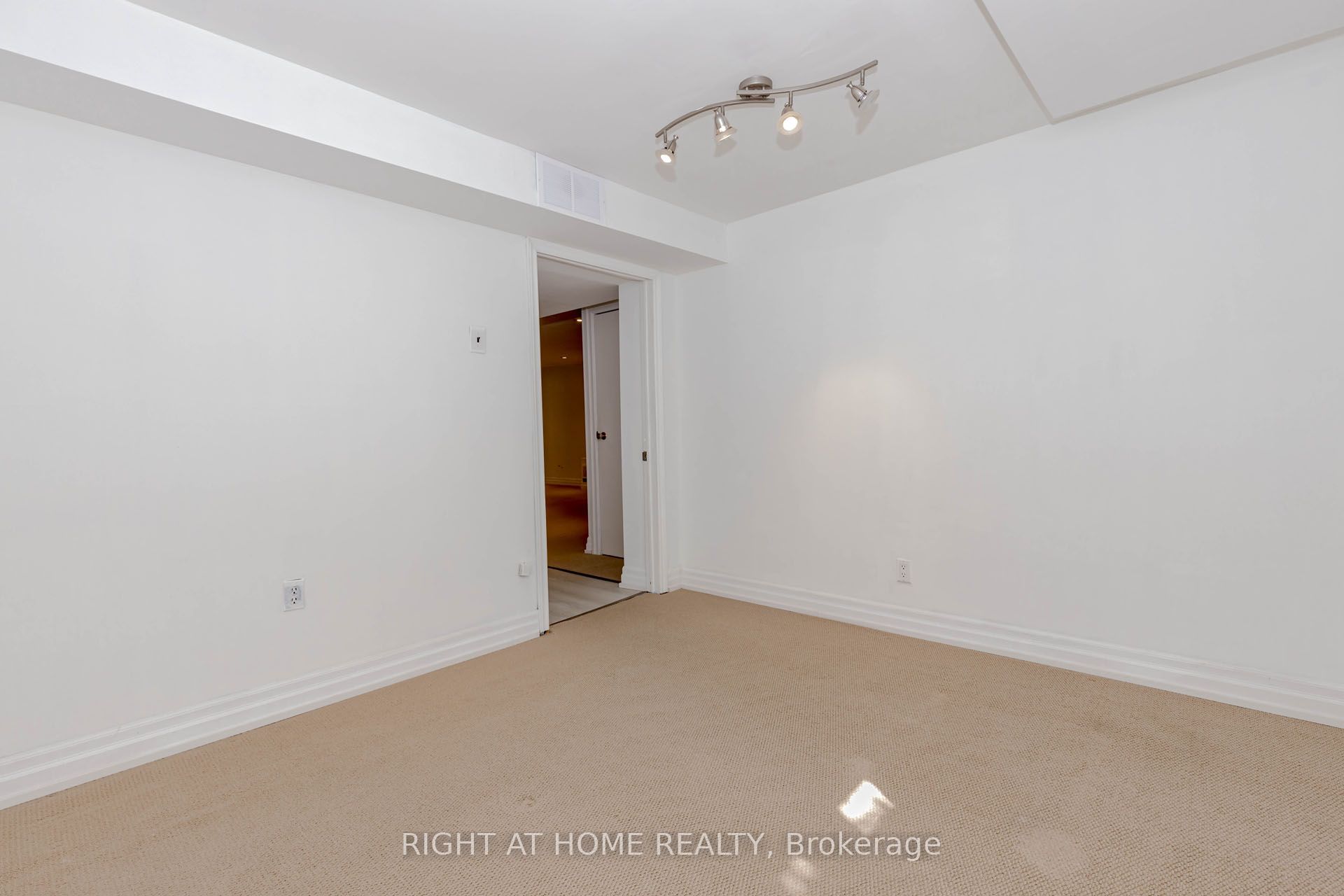 1073 Mesa Crescent Property Photo 13