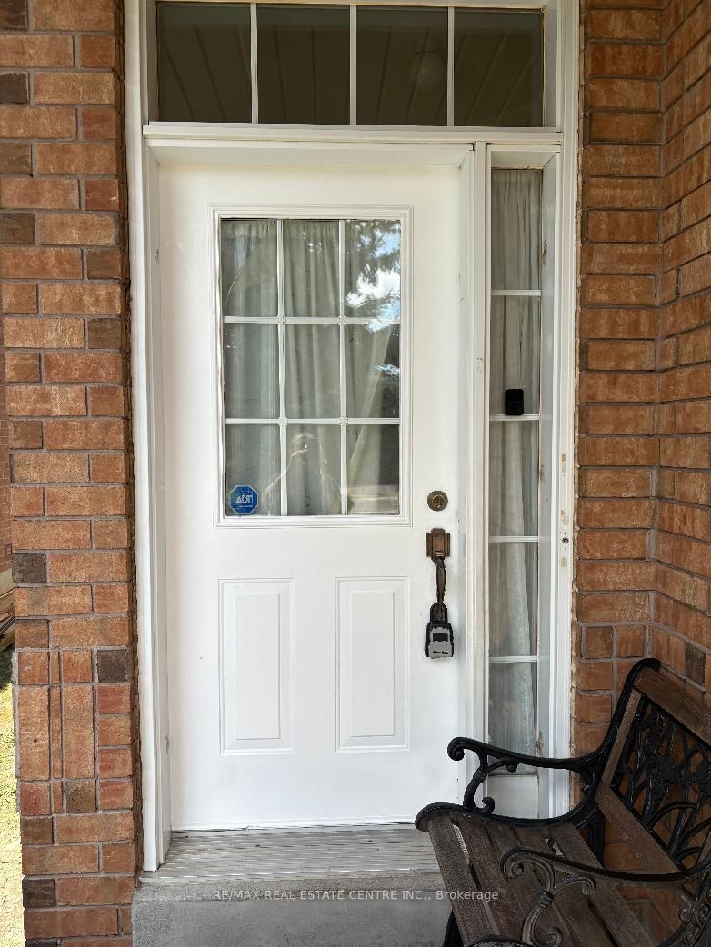 799 Ledbury Crescent Property Photo 2