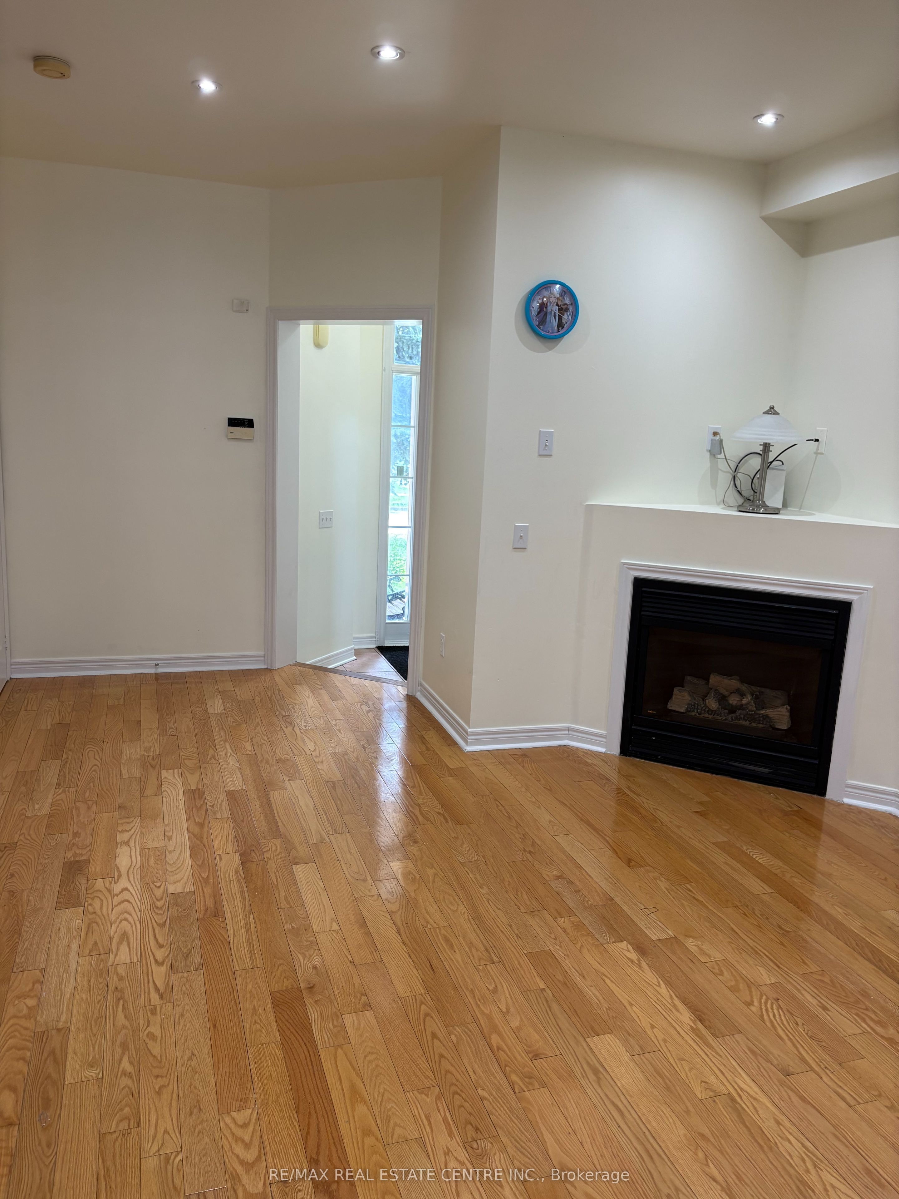 799 Ledbury Crescent Property Photo 3