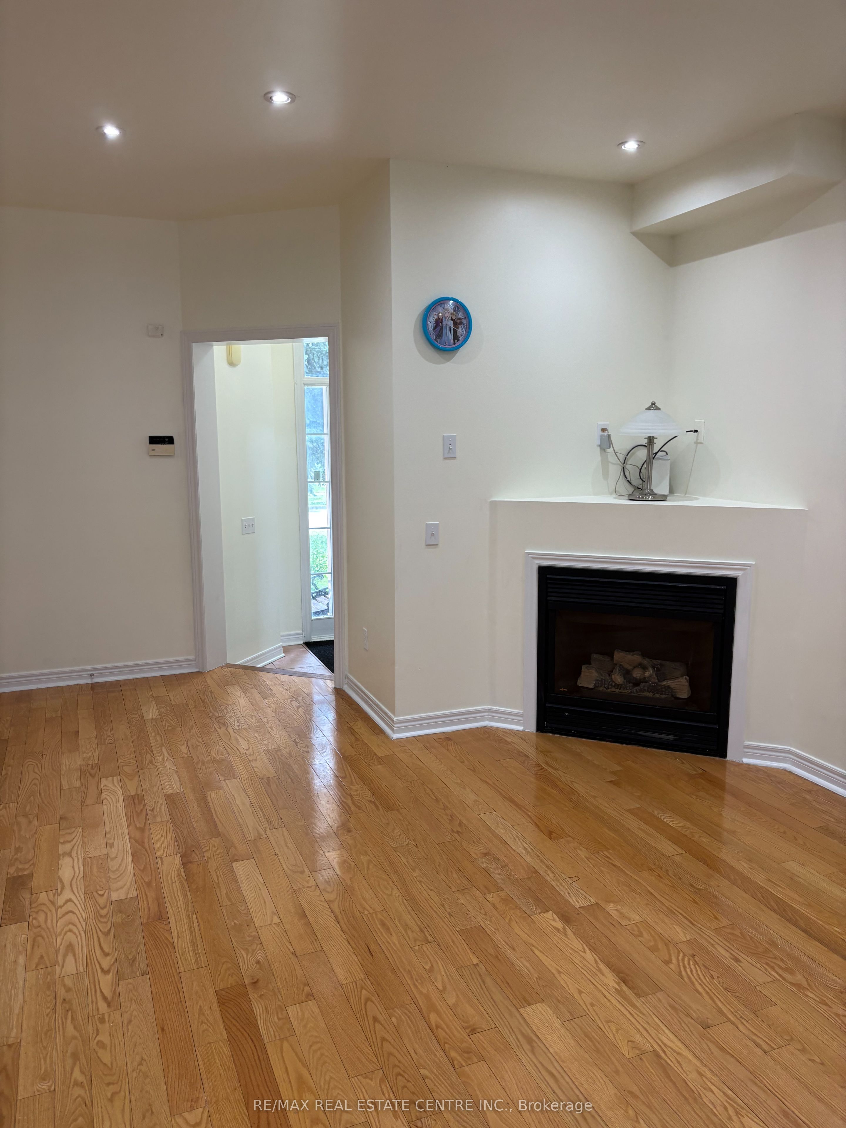 799 Ledbury Crescent Property Photo 4