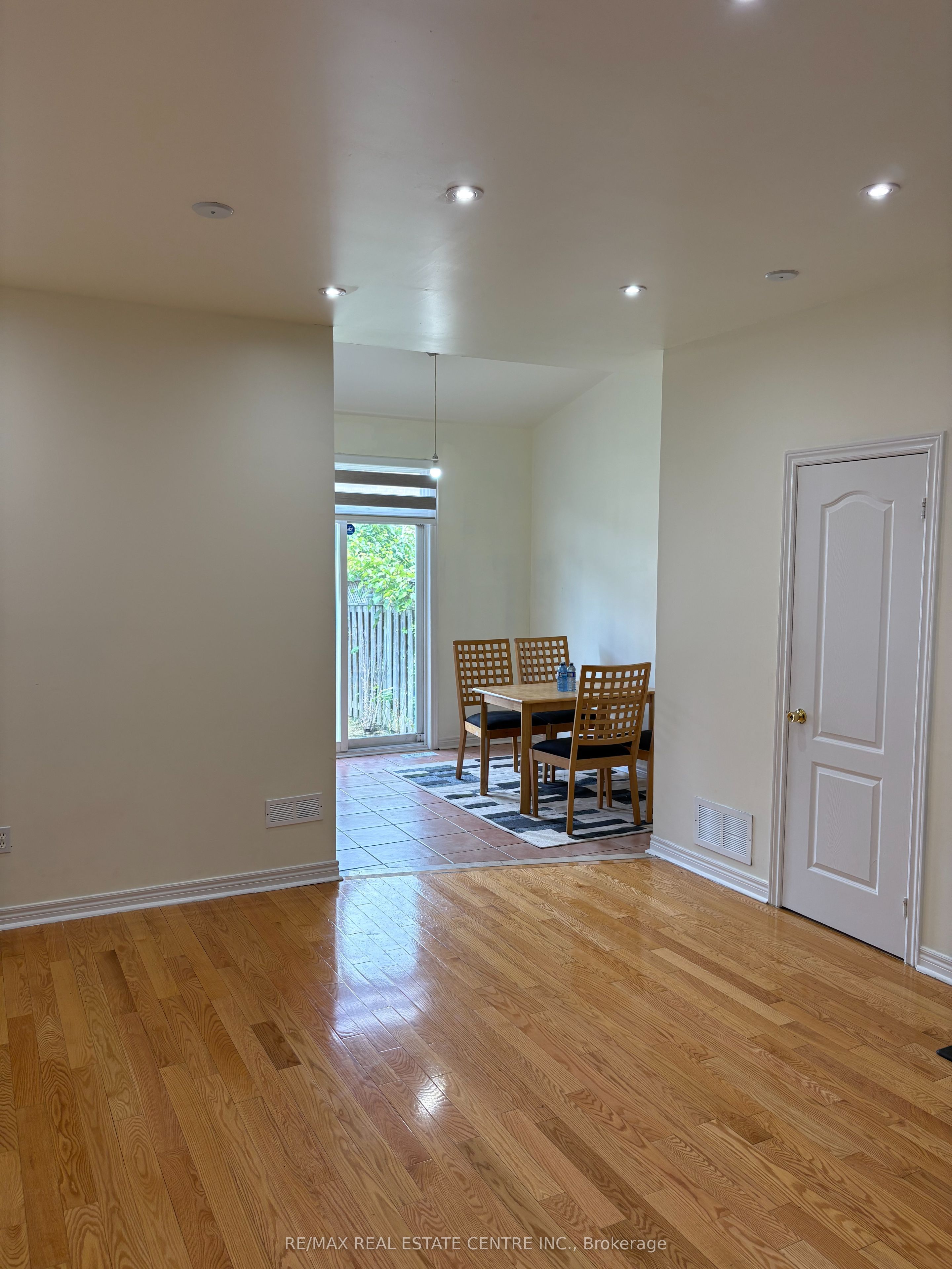 799 Ledbury Crescent Property Photo 7