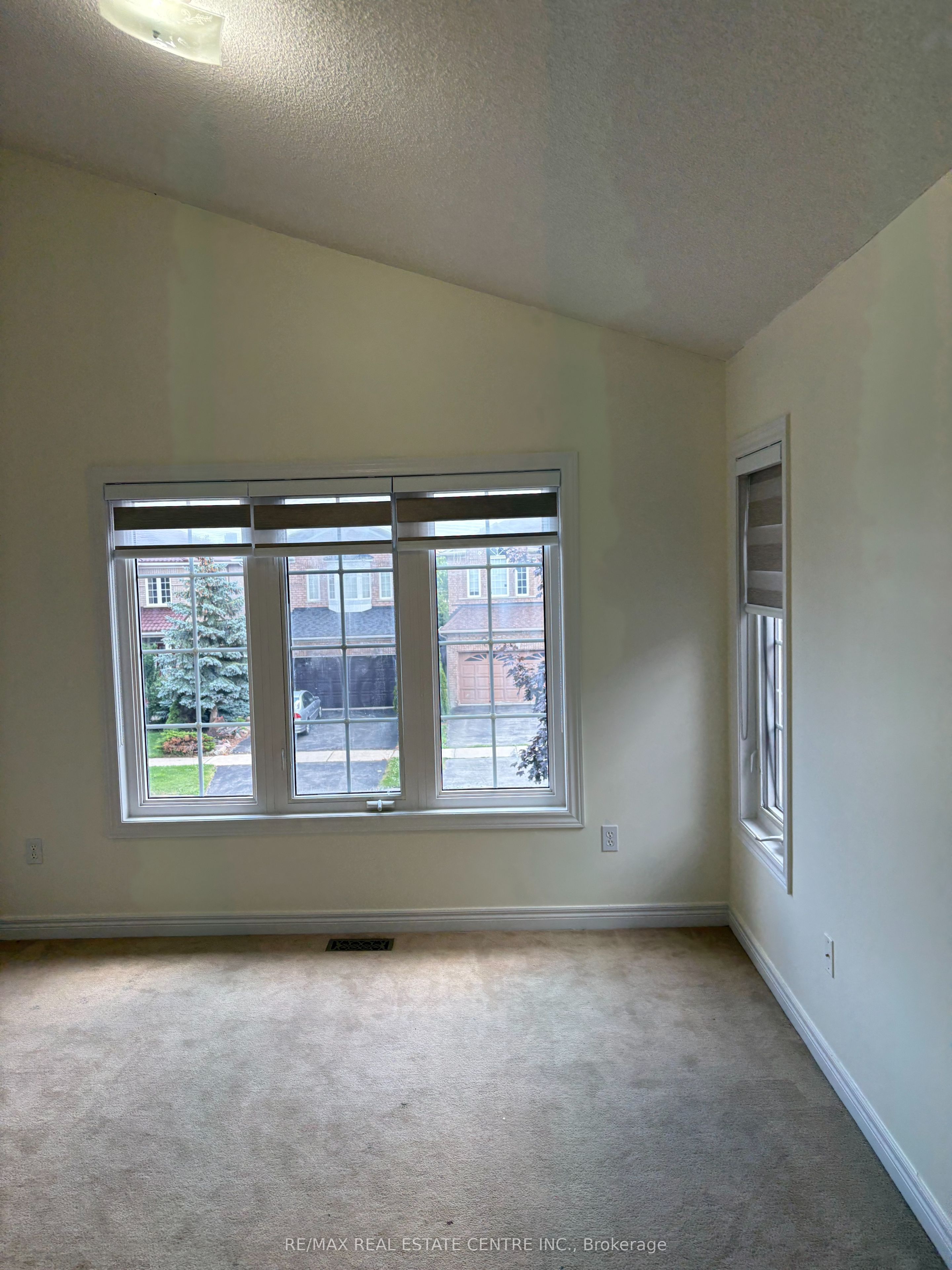 799 Ledbury Crescent Property Photo 16