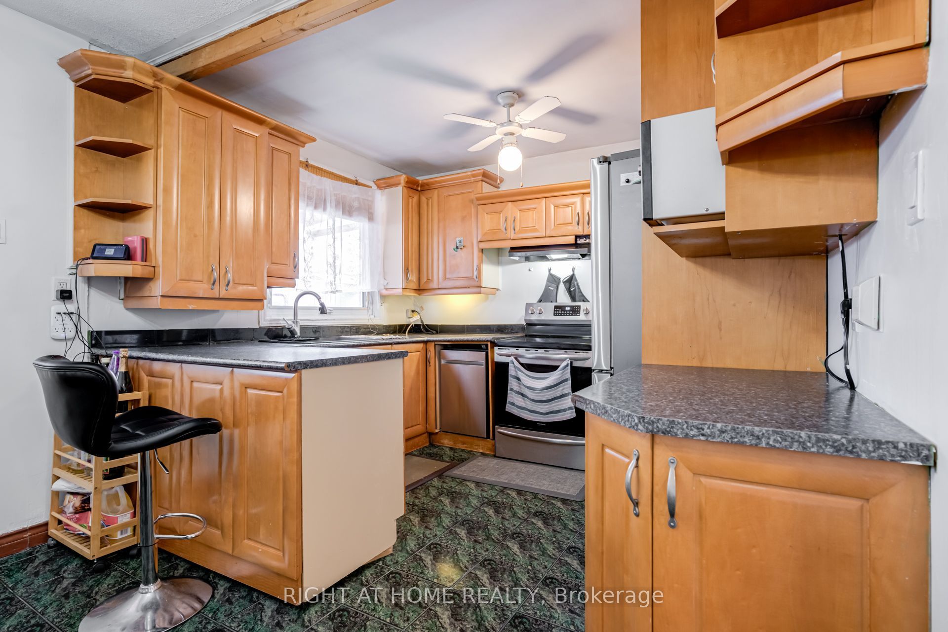 4 Leslie Street Property Photo 9