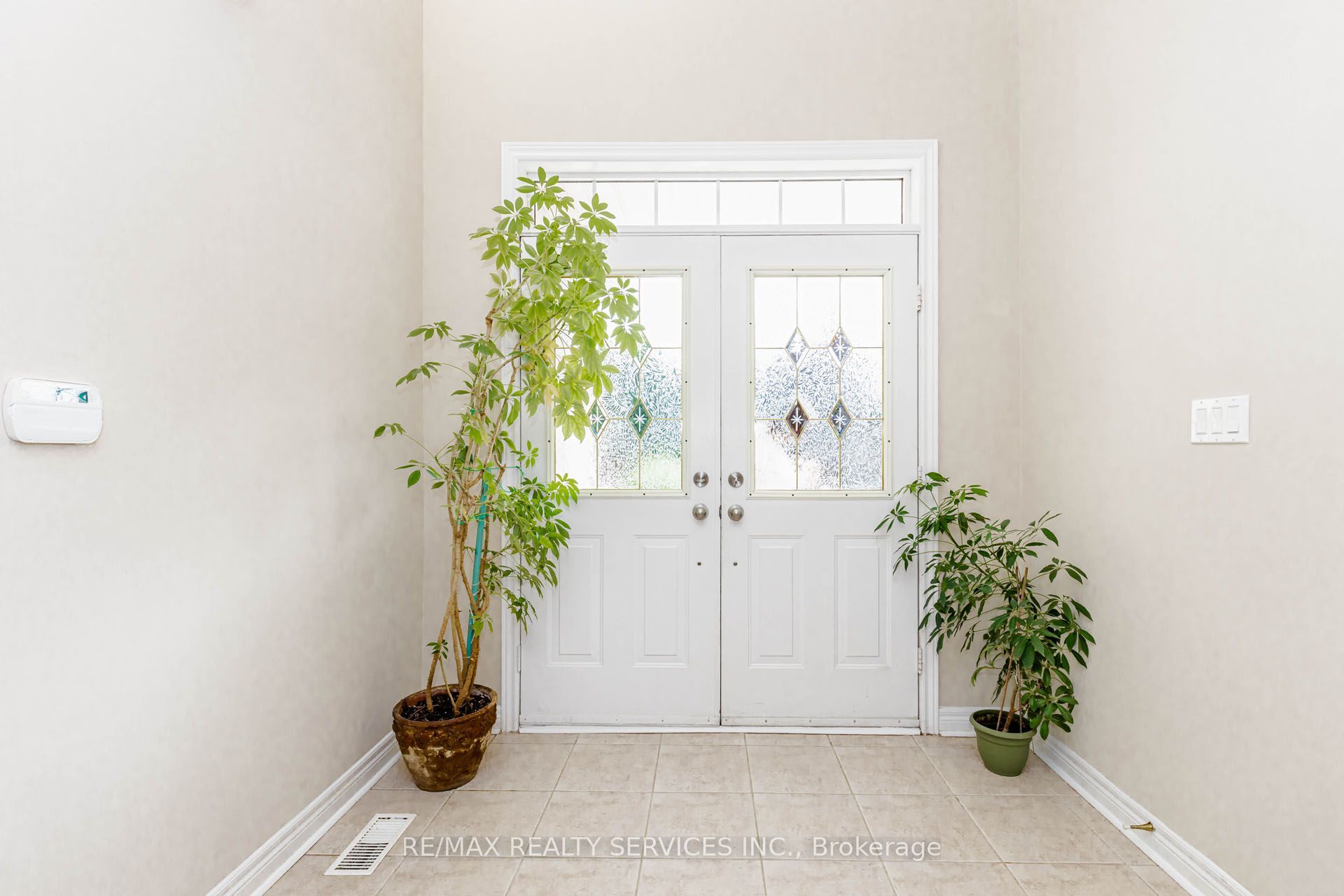 128 Valleywood Boulevard Property Photo 4