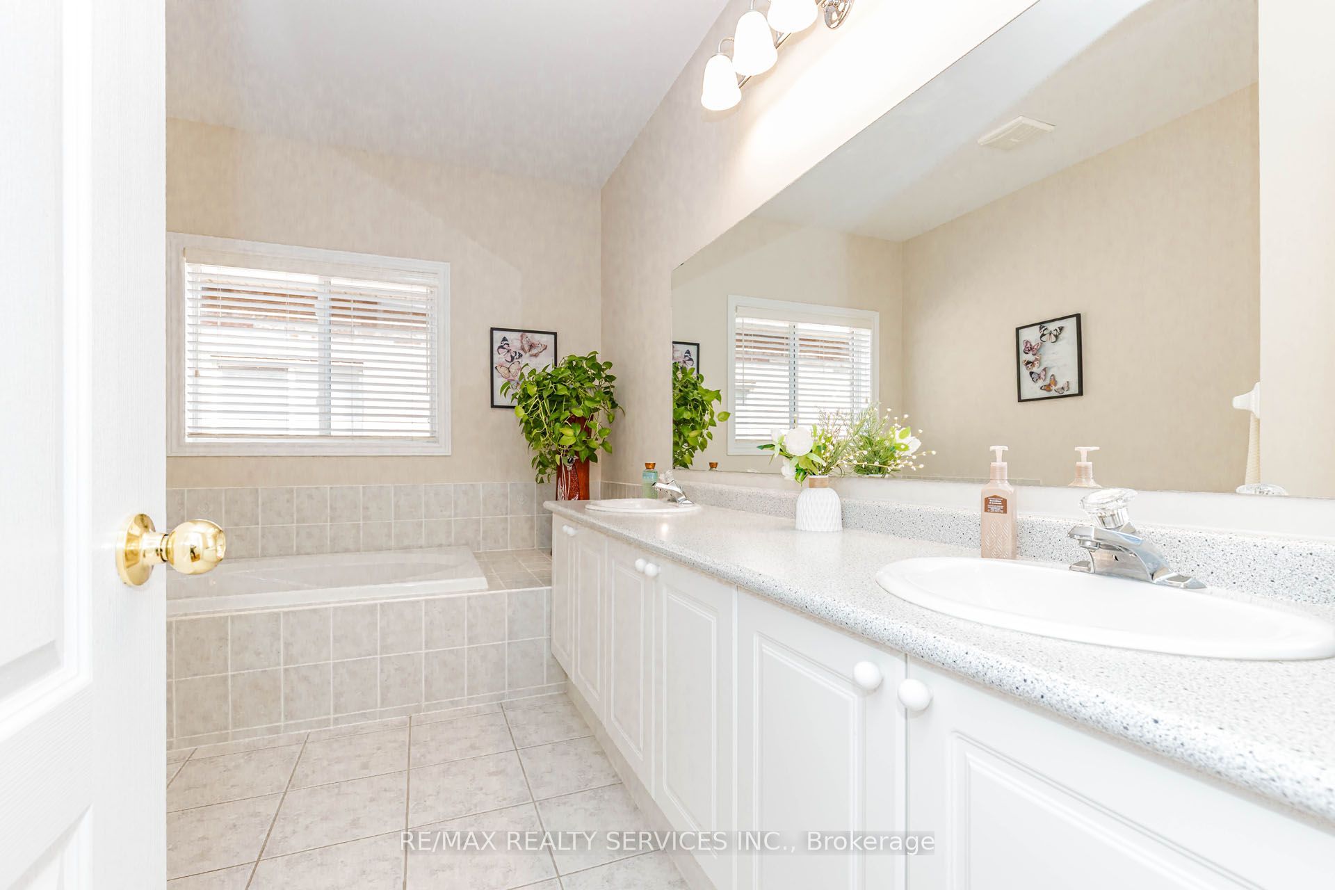 128 Valleywood Boulevard Property Photo 31