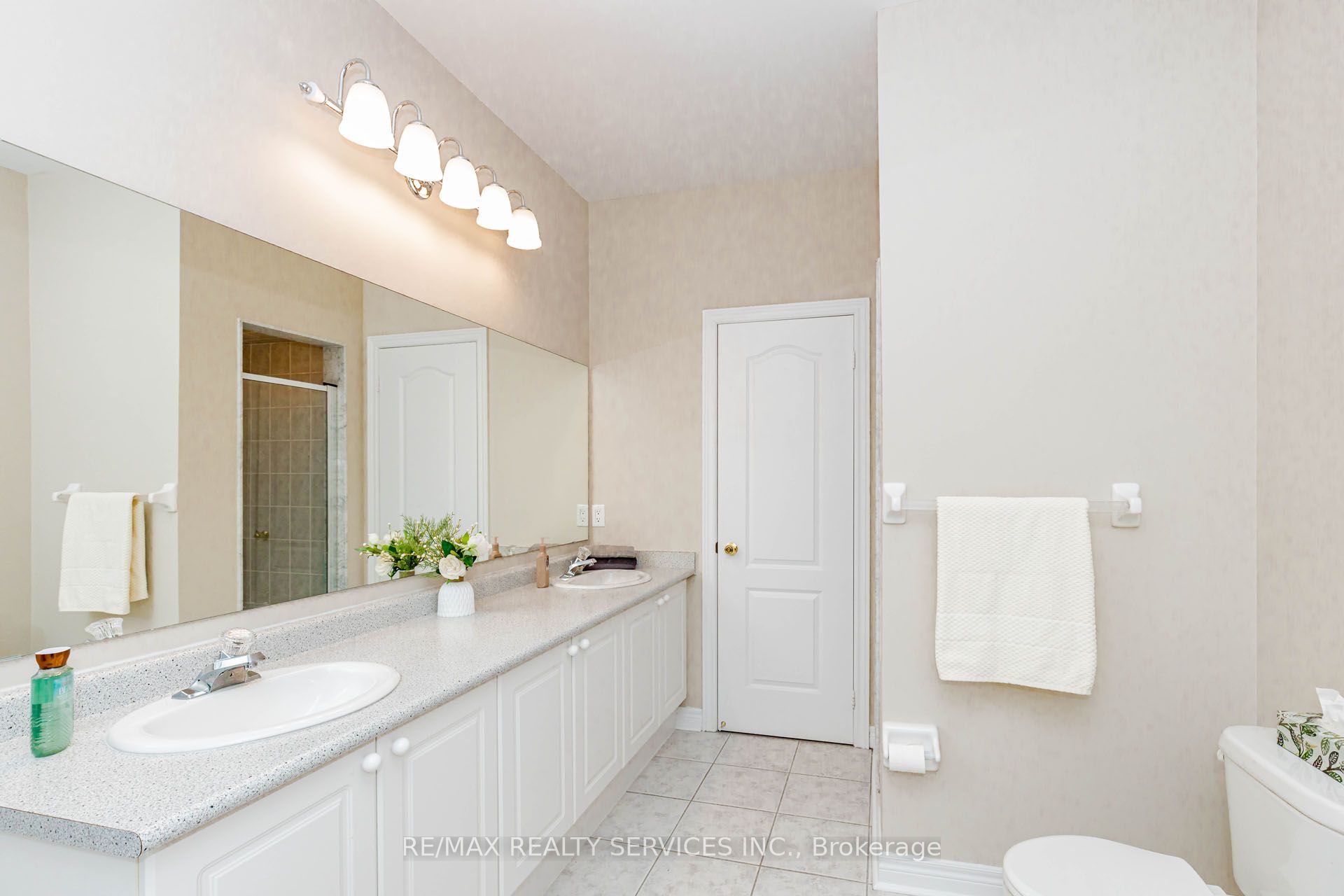 128 Valleywood Boulevard Property Photo 32