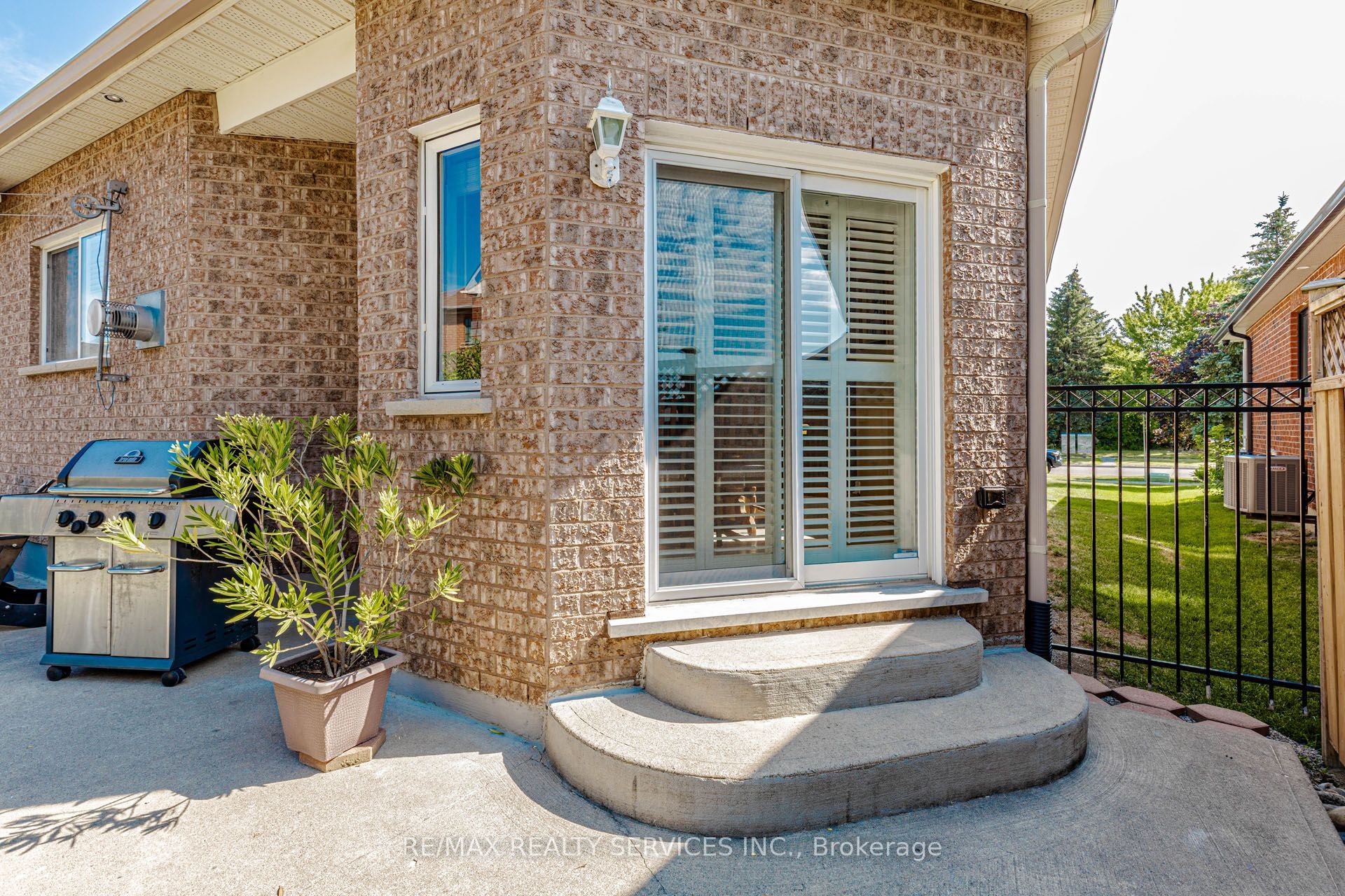 128 Valleywood Boulevard Property Photo 46