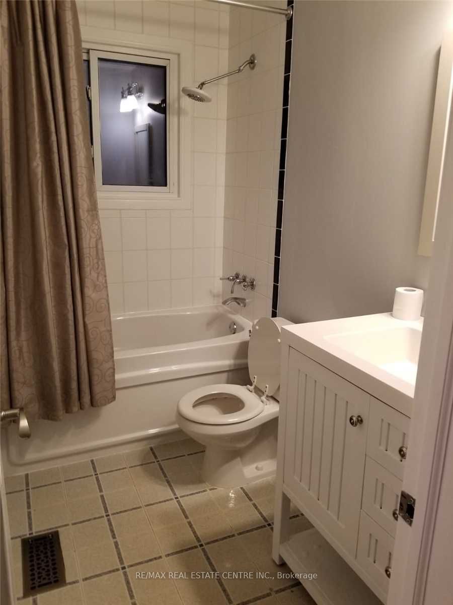 363 Duncombe Drive Property Photo 10