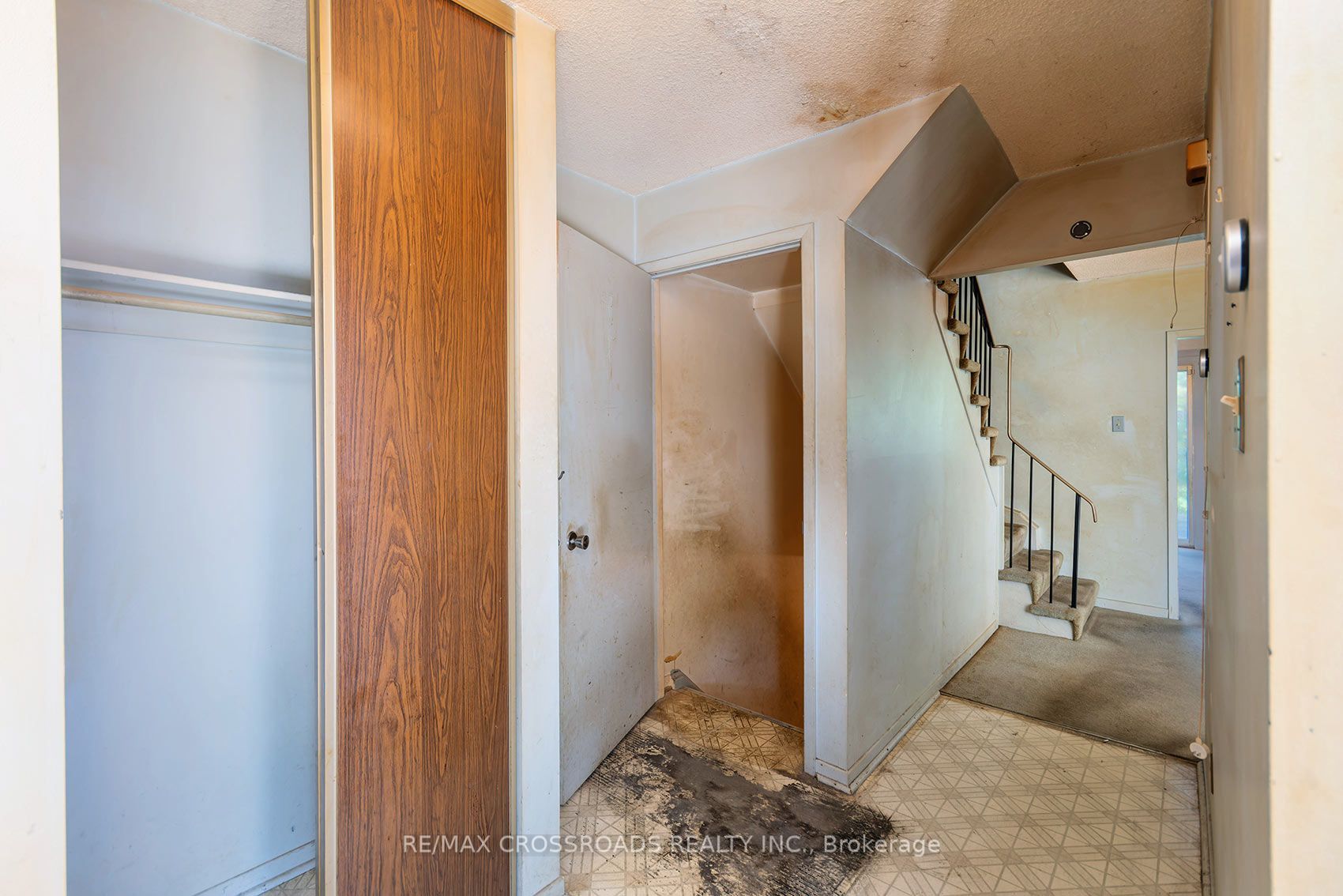 54 Omega Square Property Photo 7