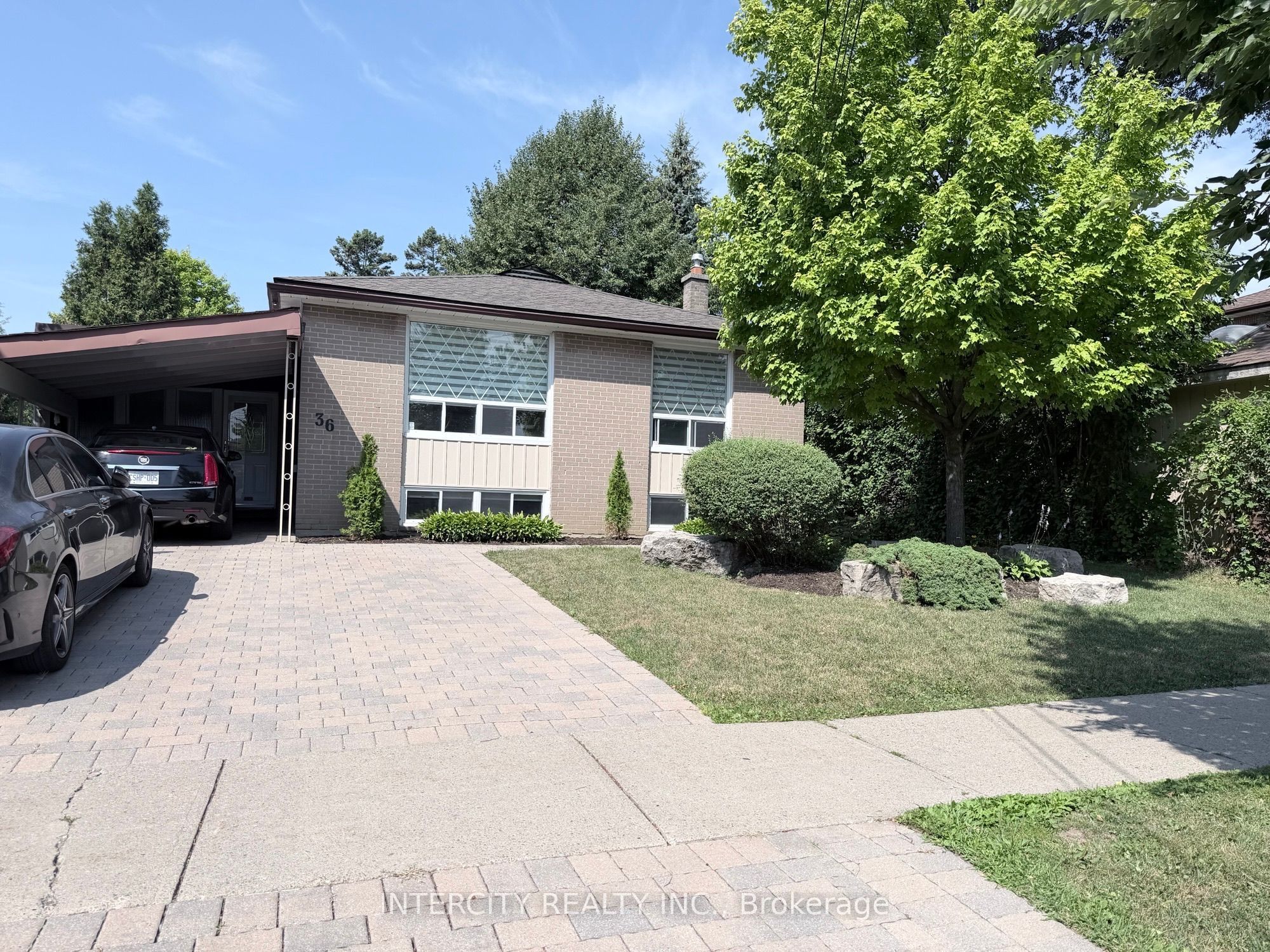 36 Strathburn Boulevard Property Photo 1