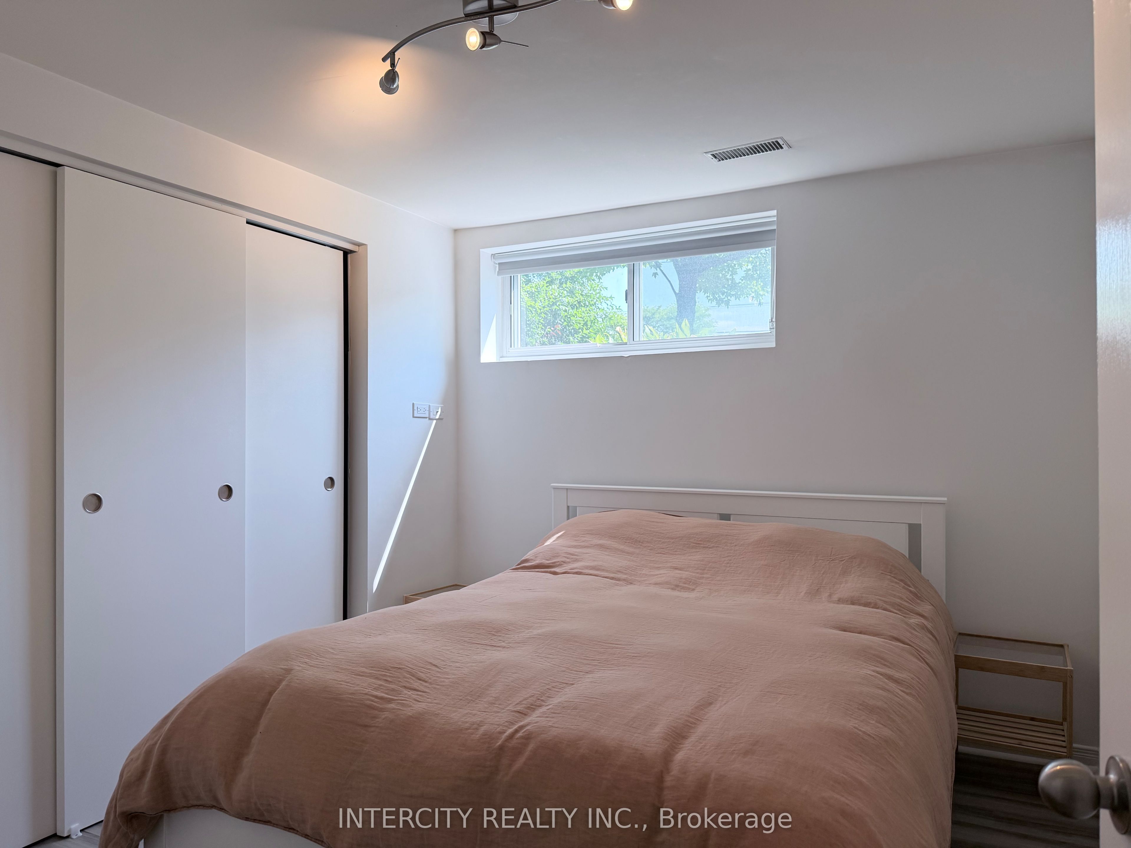 36 Strathburn Boulevard Property Photo 12