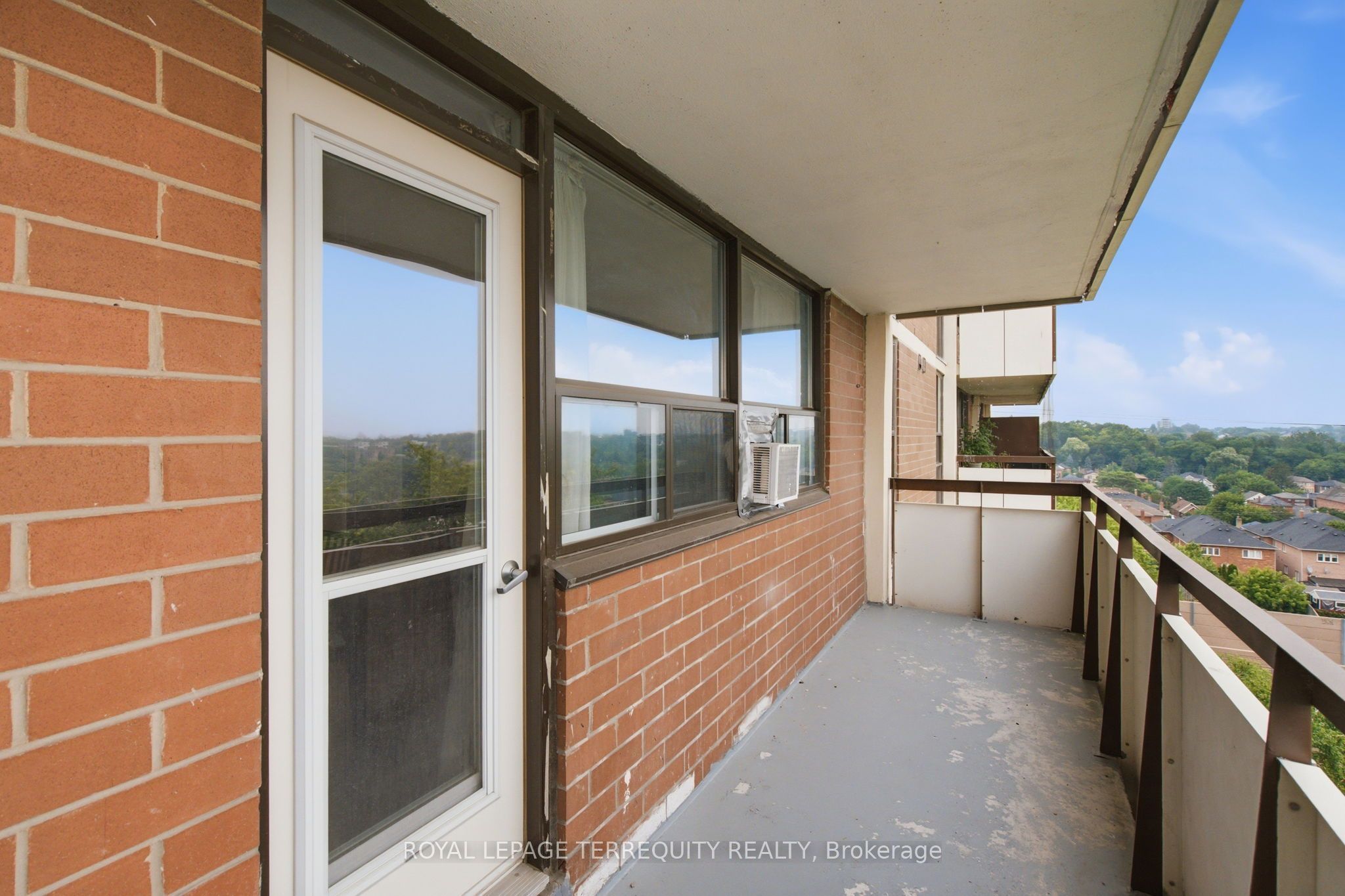 541 Blackthorn Avenue 808 Property Photo 4