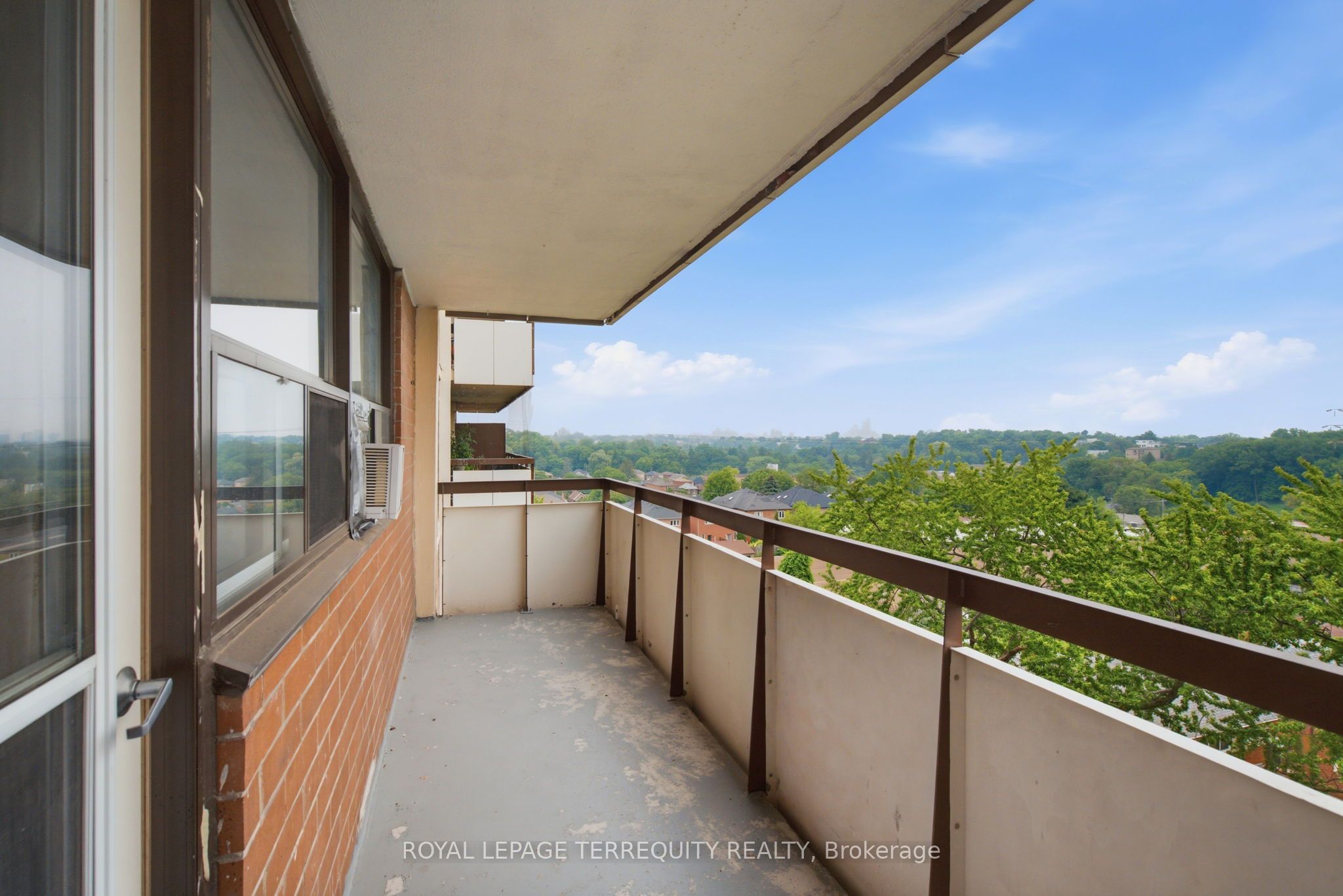 541 Blackthorn Avenue 808 Property Photo 6