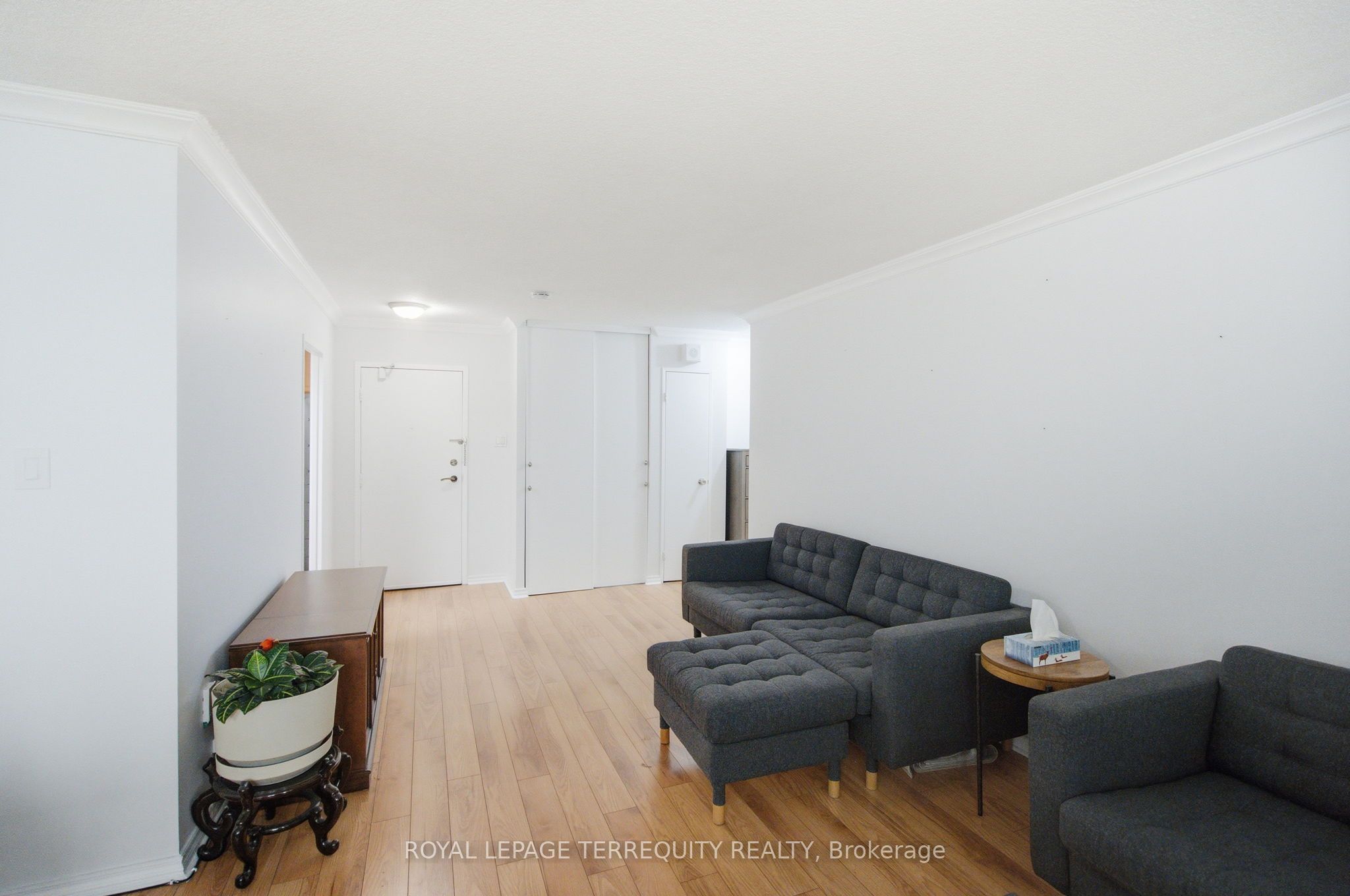 541 Blackthorn Avenue 808 Property Photo 17