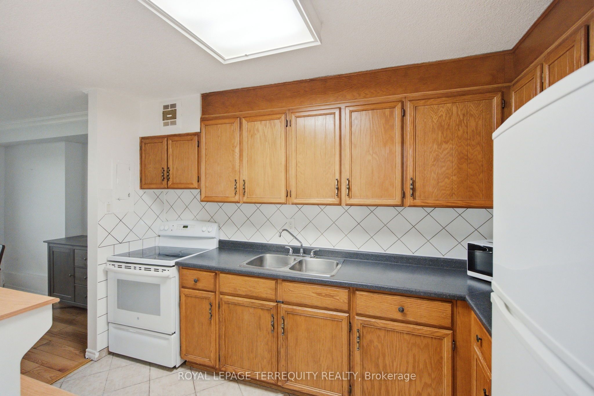 541 Blackthorn Avenue 808 Property Photo 25