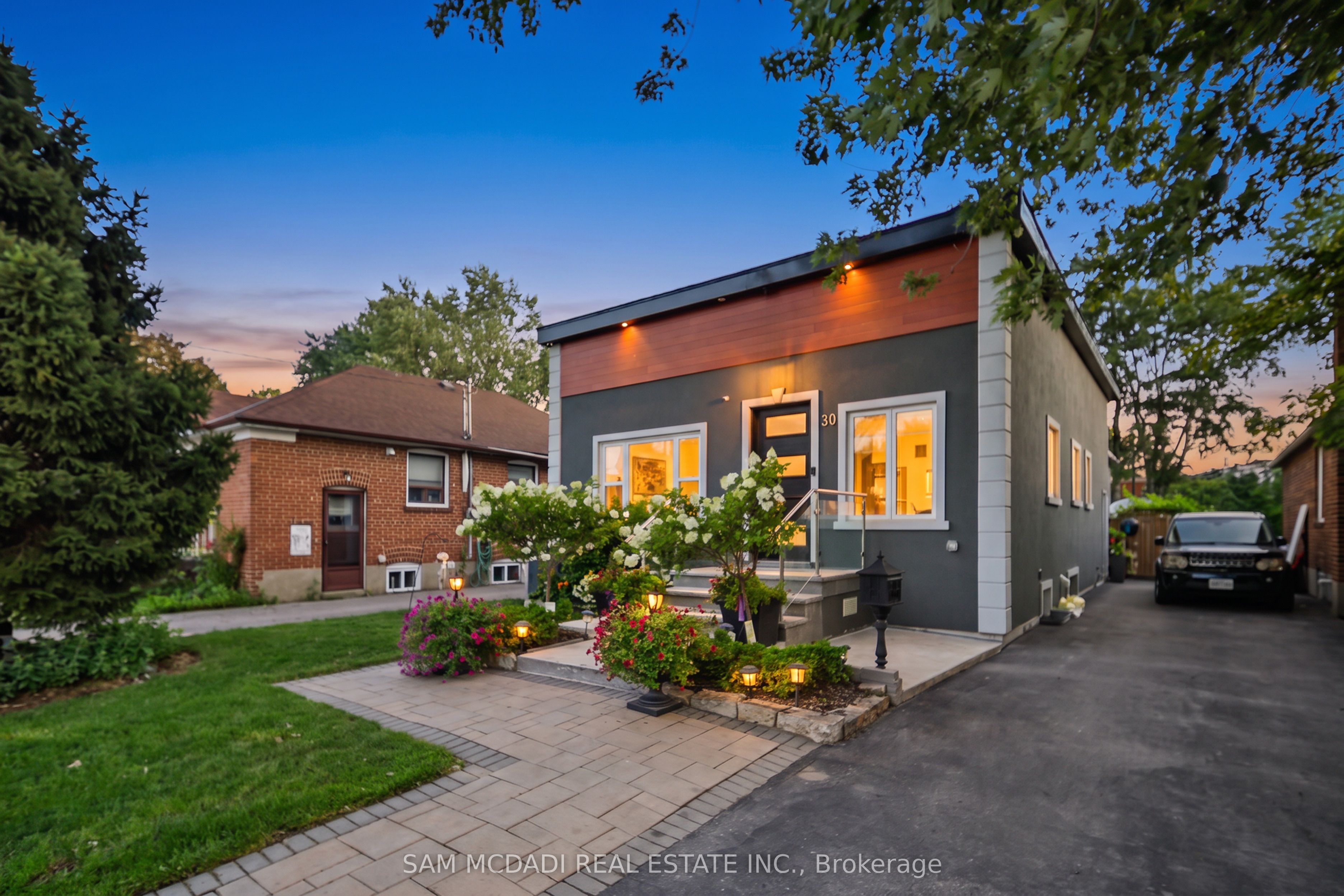 30 Maple Avenue N Property Photo 2
