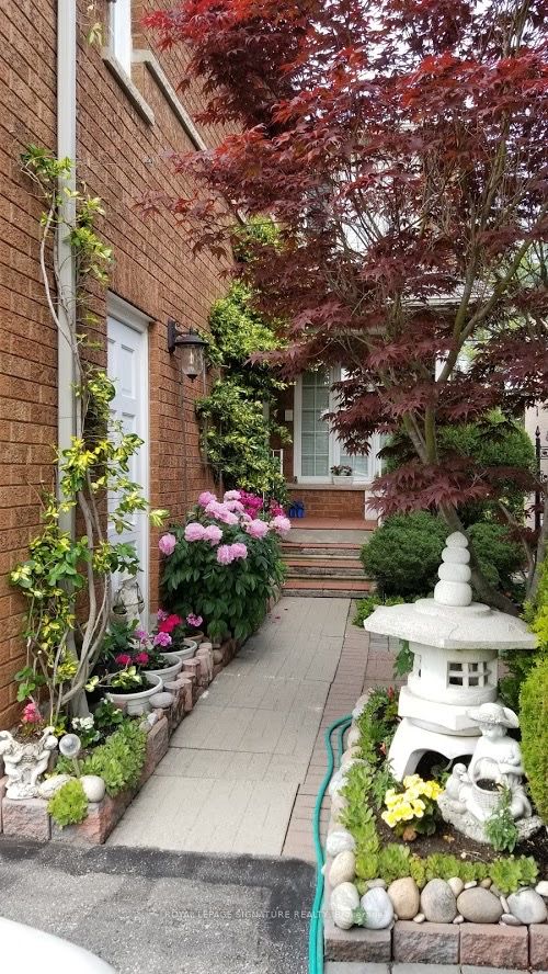 5481 Palmerston Crescent Property Photo 6