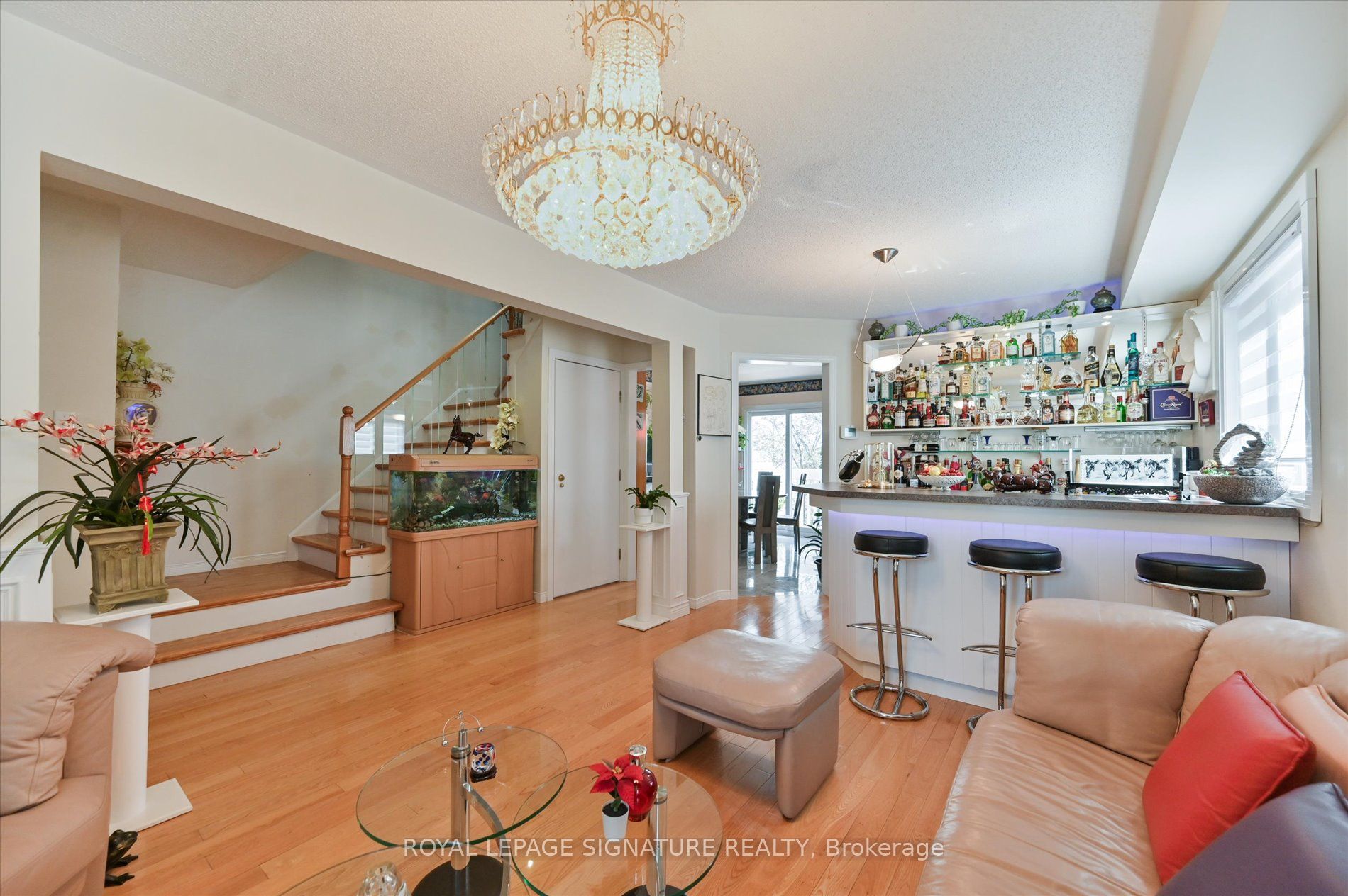 5481 Palmerston Crescent Property Photo 9