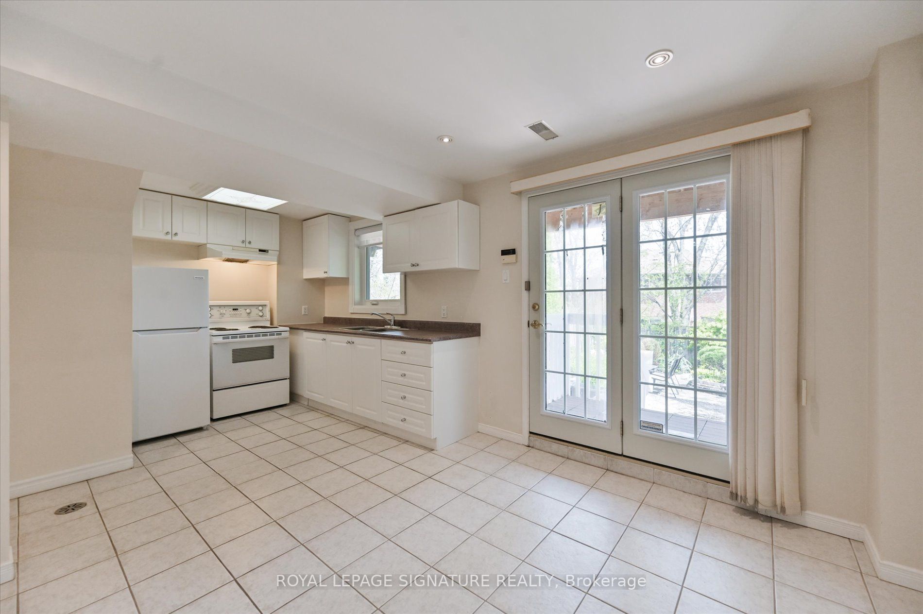 5481 Palmerston Crescent Property Photo 34