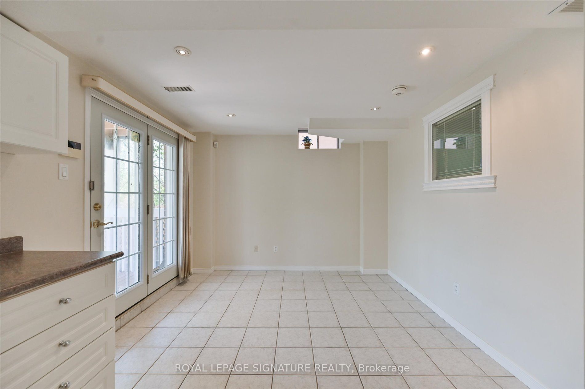 5481 Palmerston Crescent Property Photo 35