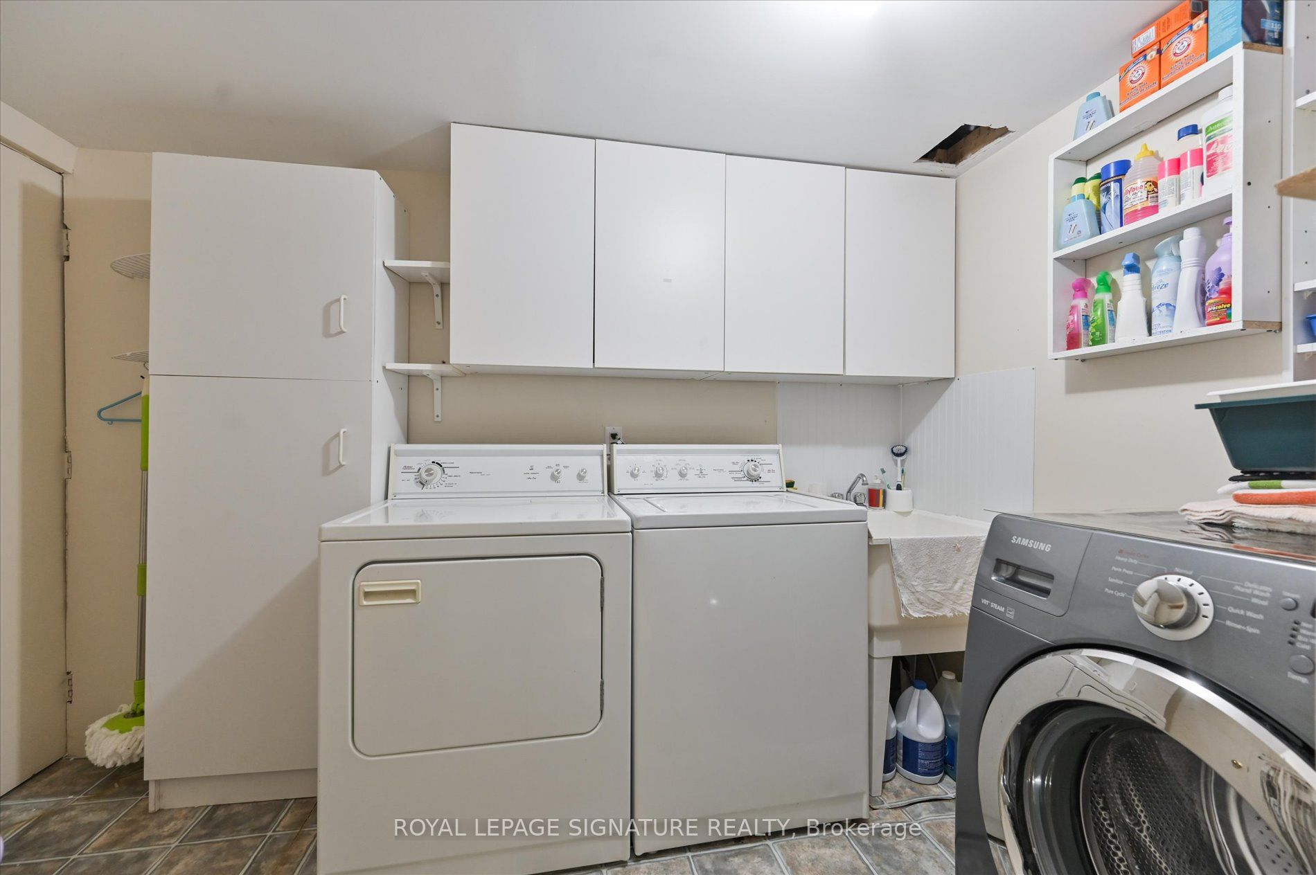5481 Palmerston Crescent Property Photo 39