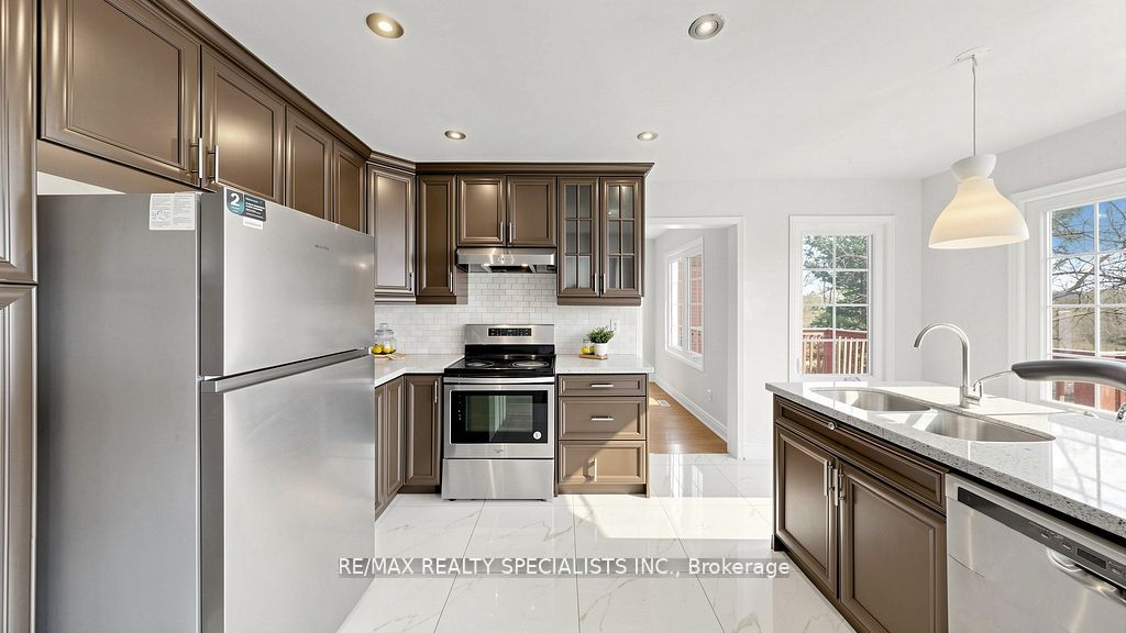 59 Sunforest Drive Property Photo 8