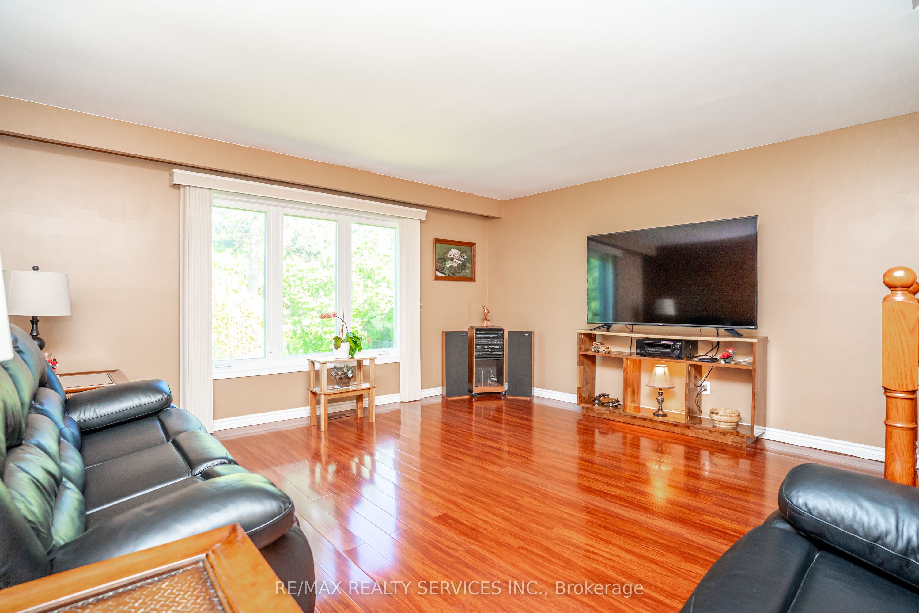 32 Winterfold Drive Property Photo 18