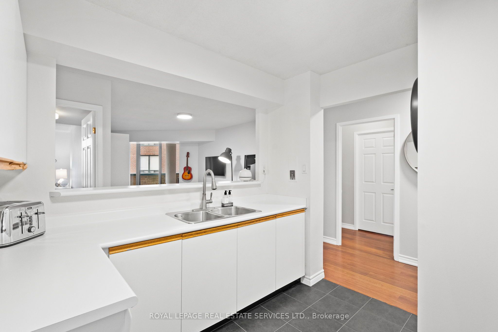 185 Robinson Street 202 Property Photo 6