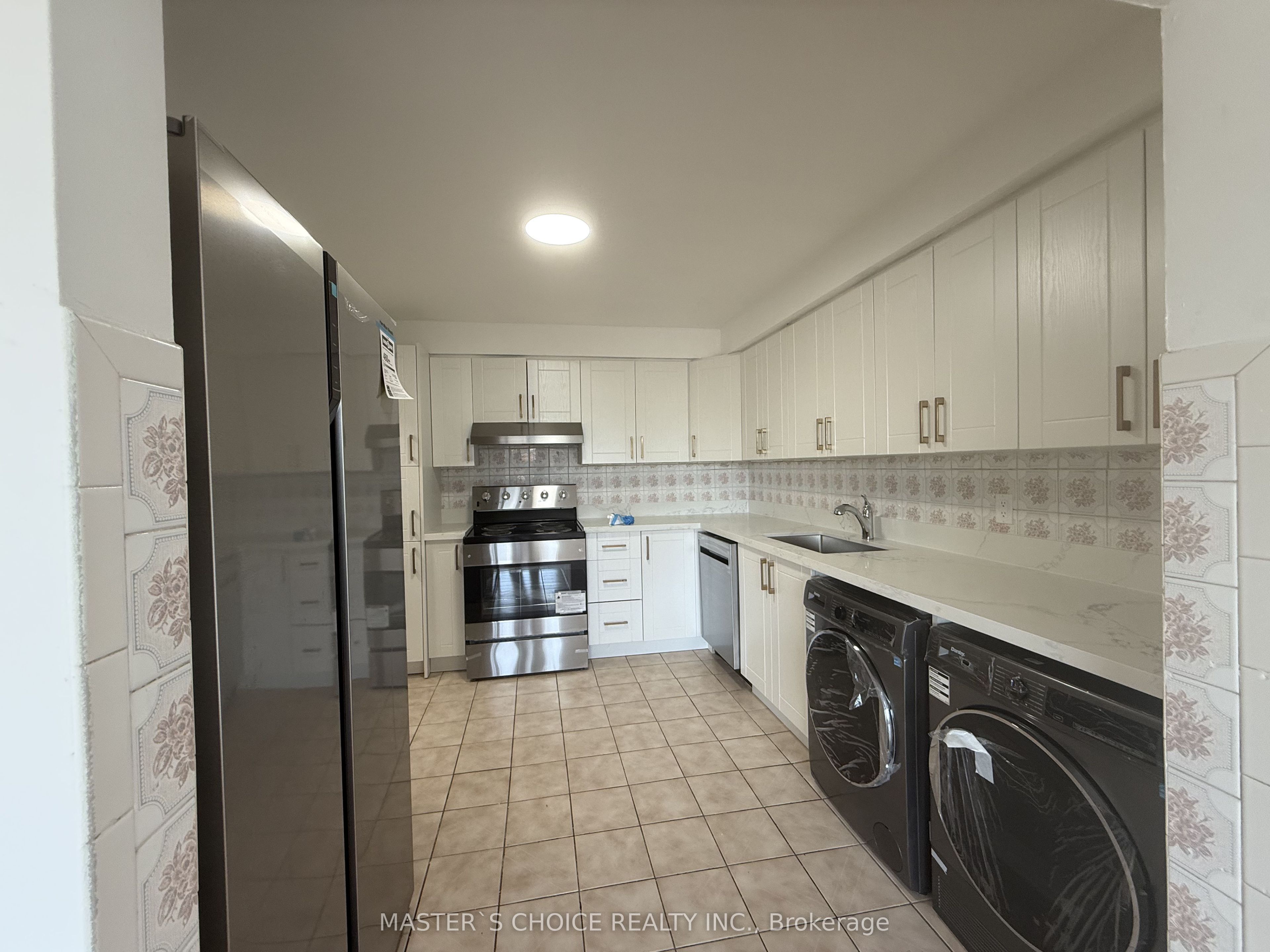 852-854 Wilson Avenue Property Photo 5