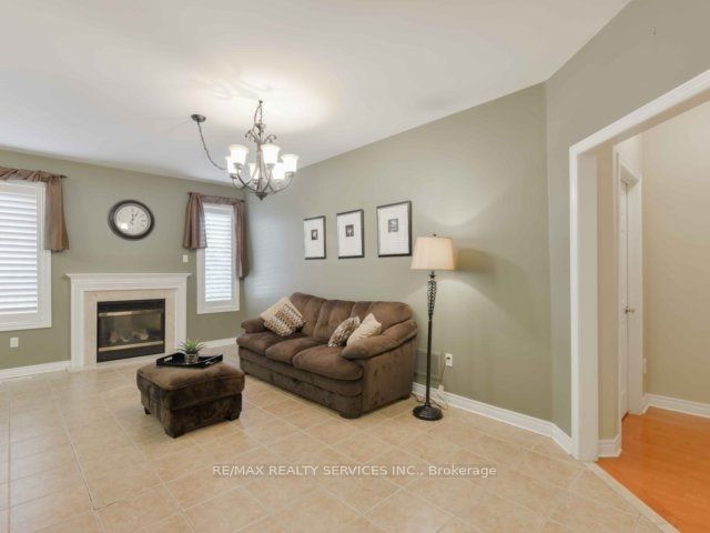 106 Pennyroyal Crescent Property Photo 6